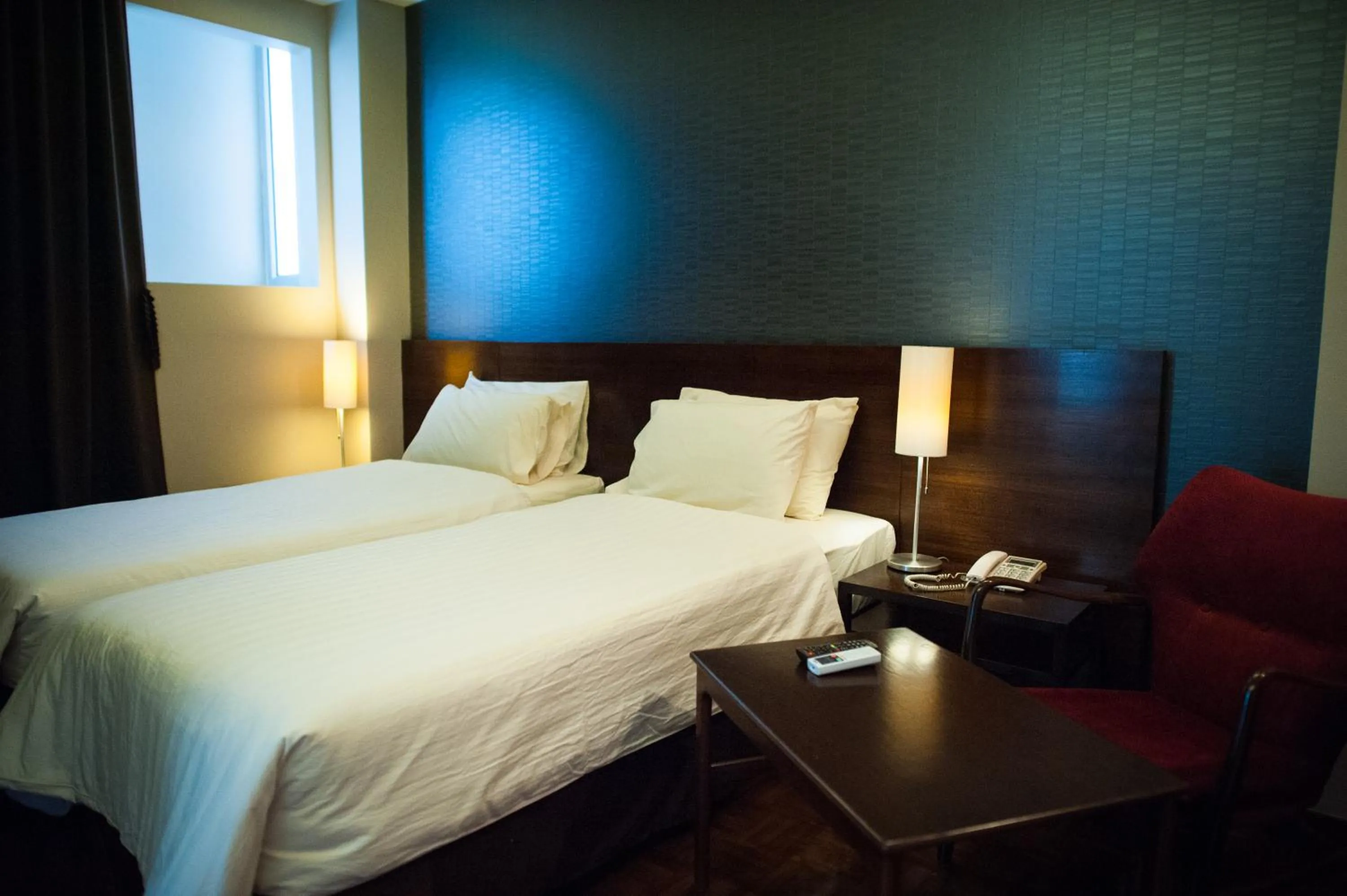 Photo of the whole room, Bed in Baansilom Soi 3