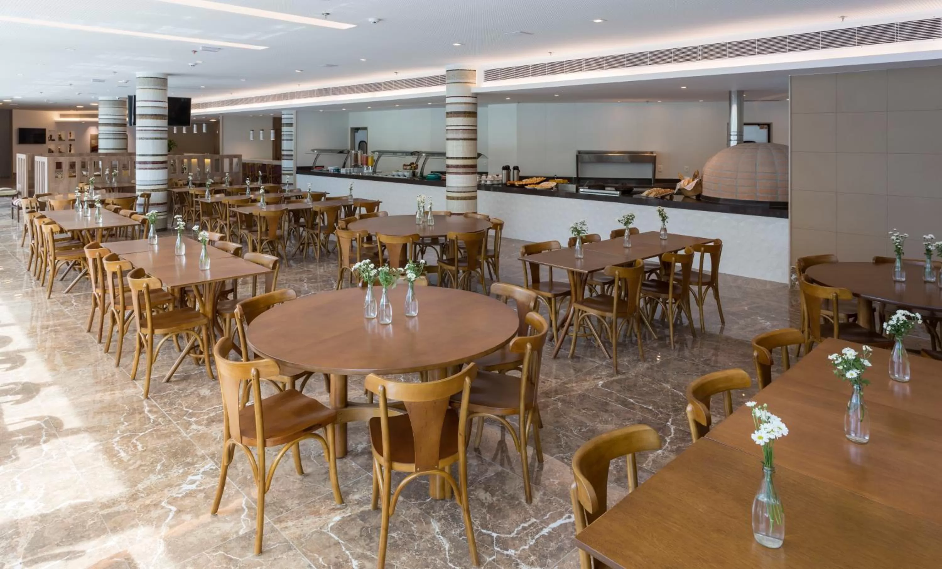 Restaurant/places to eat in Sleep Inn Praia do Canto