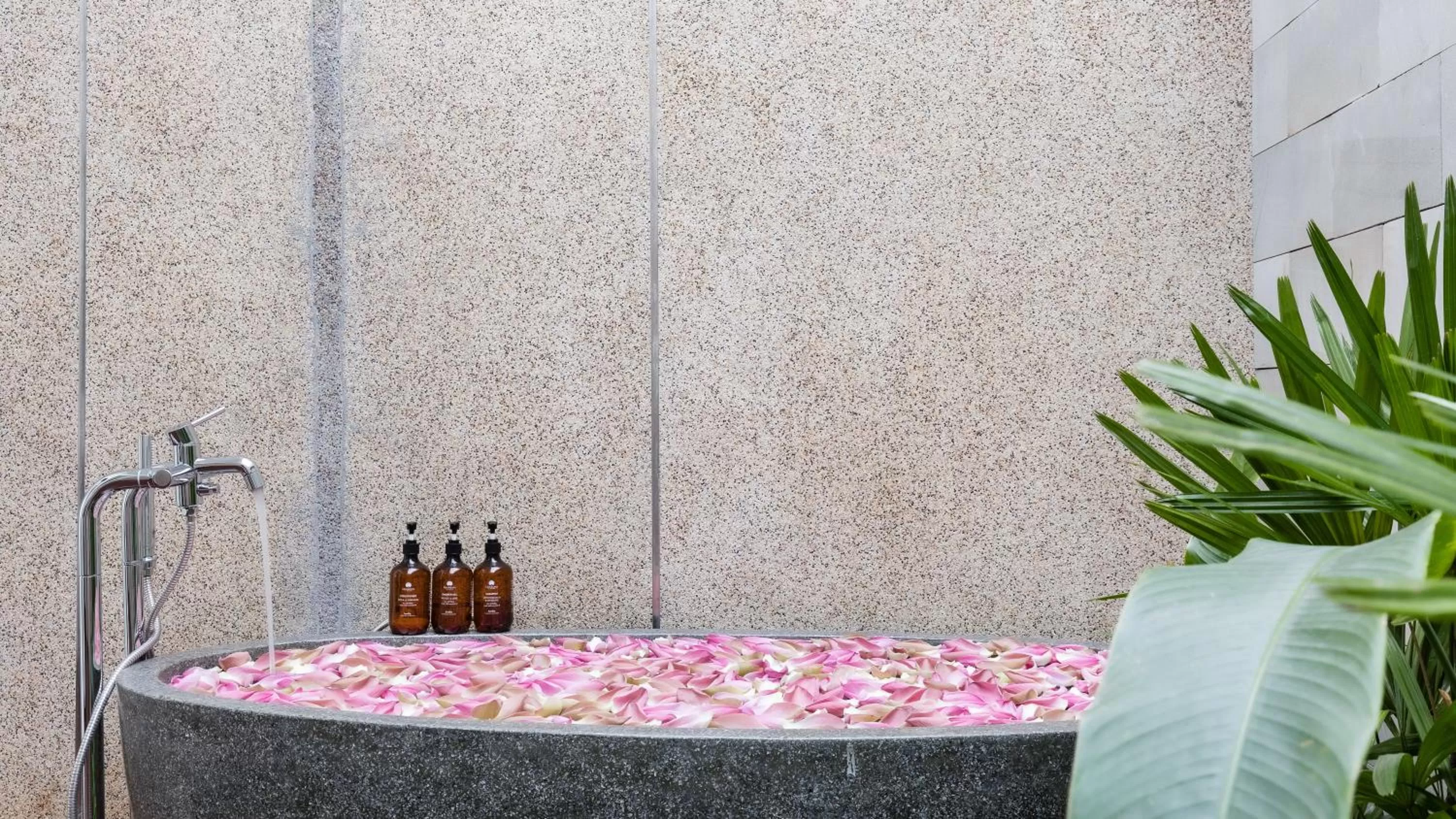 Bath in Shintana Saya La Maison