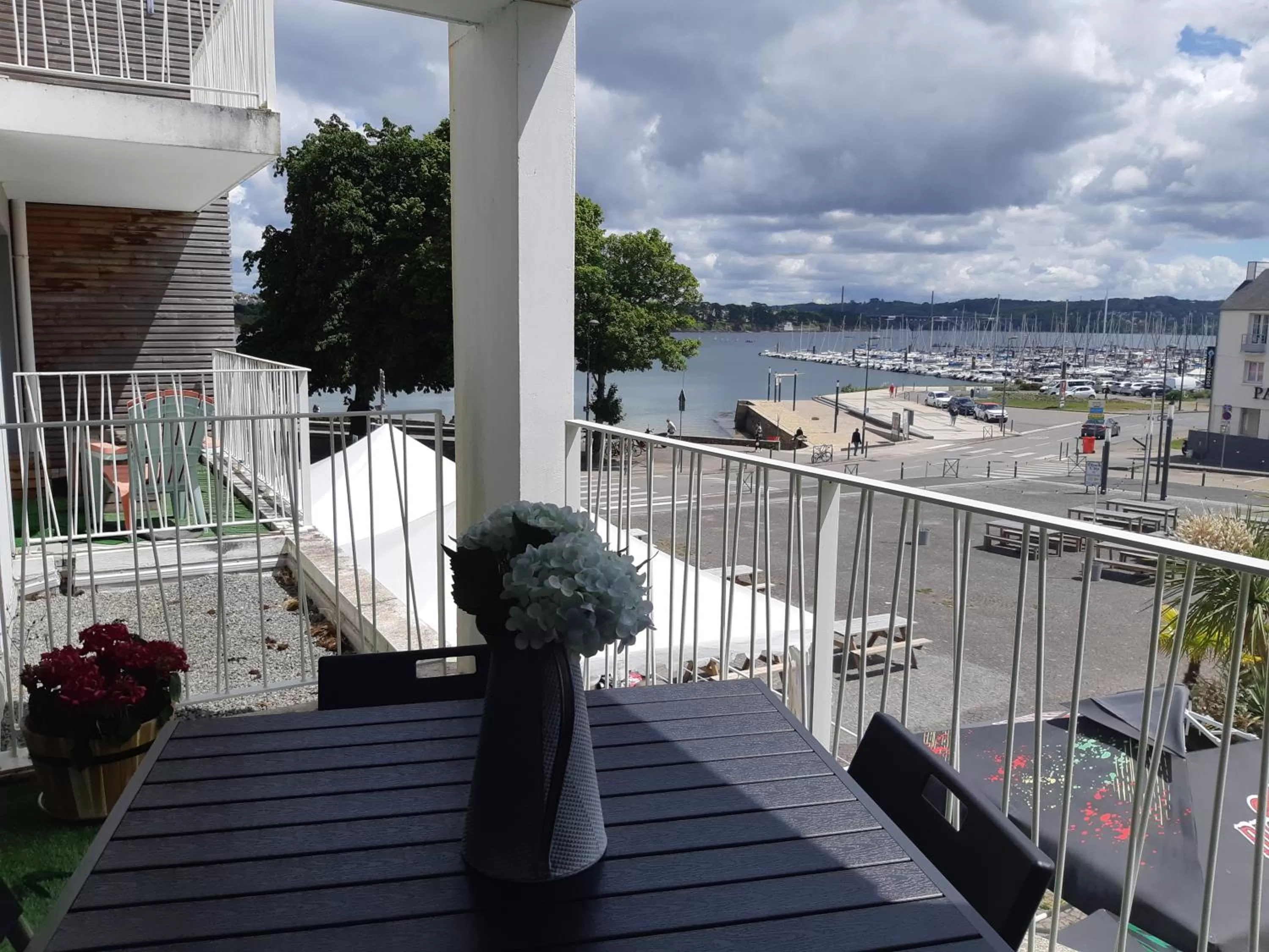 Apartment with Sea View in Couett'Hôtel Brest Port de plaisance, Les pieds dans l'eau