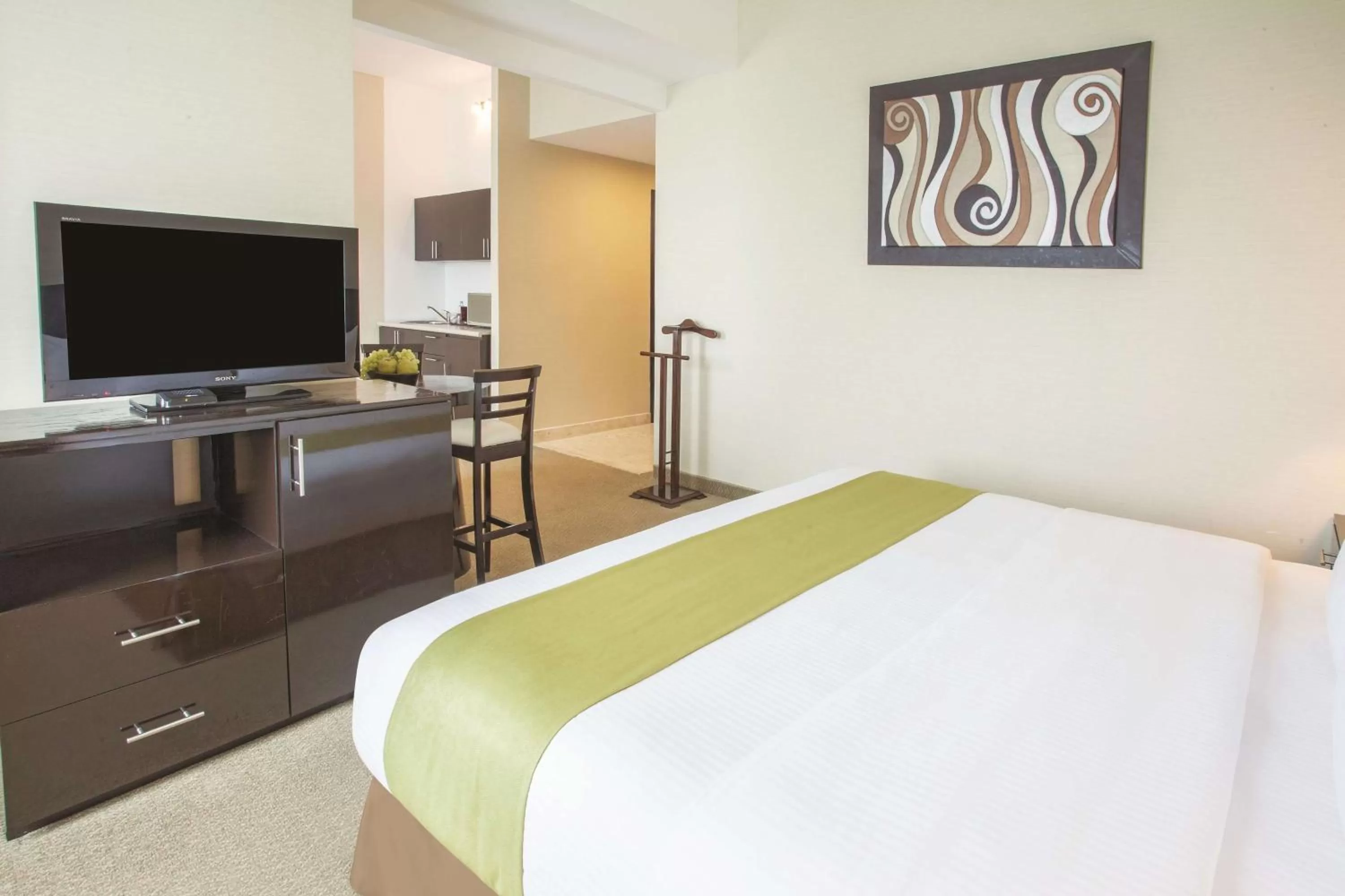 Photo of the whole room, Bed in La Quinta by Wyndham Poza Rica