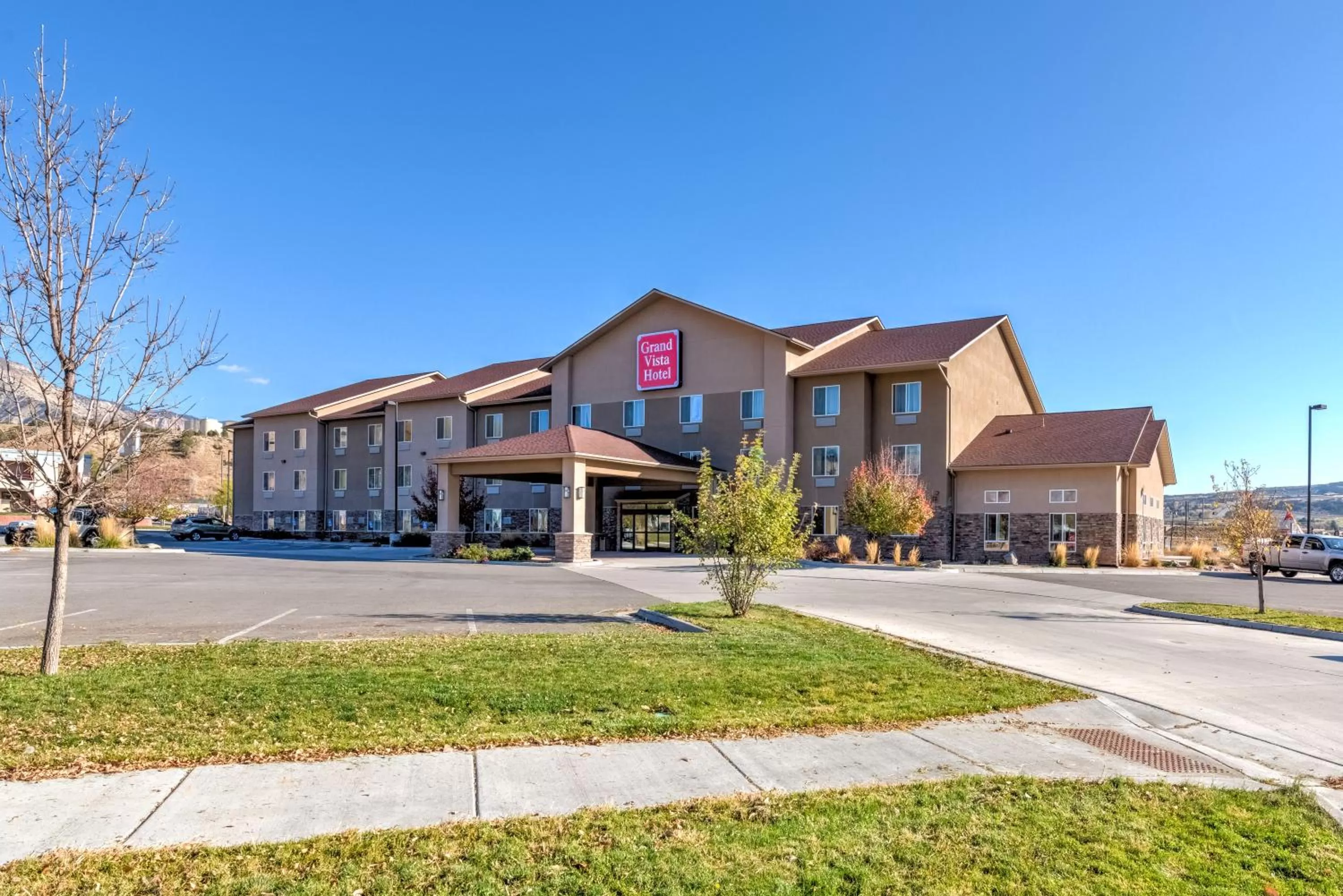 Facade/entrance in Grand Vista Hotel Parachute