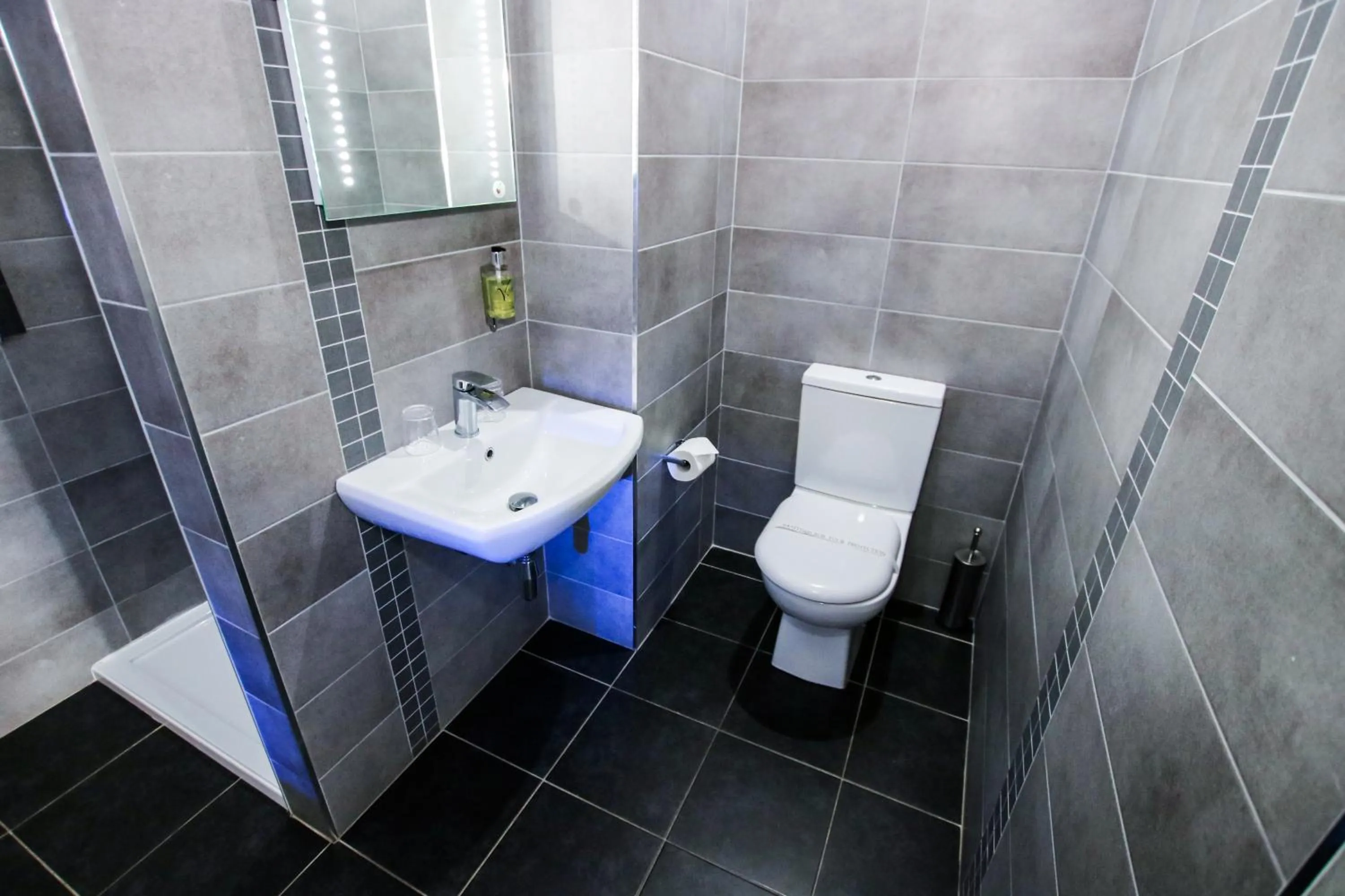 Bathroom in Brunswick Merchant City Hotel