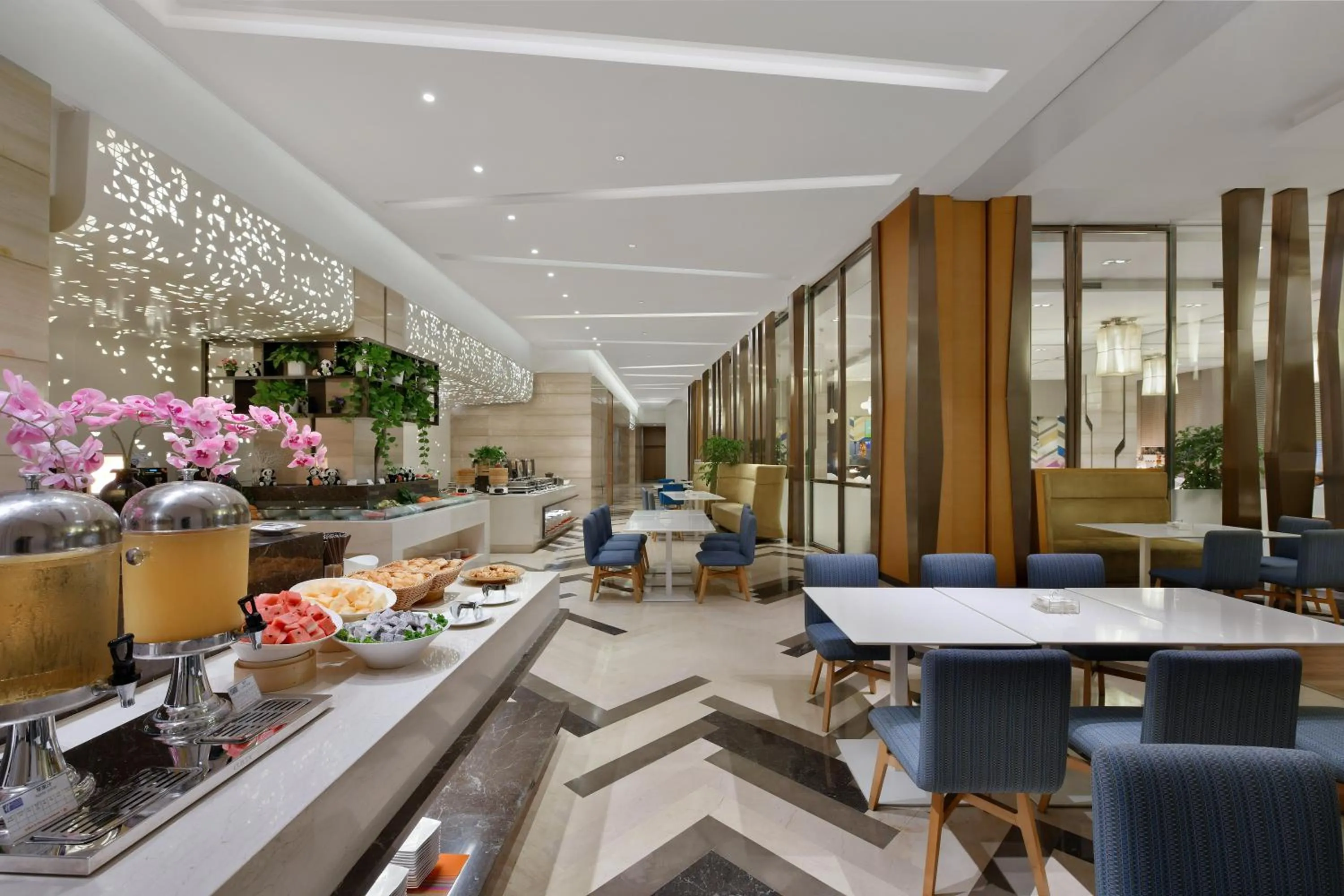 Restaurant/places to eat in Holiday Inn Express Chengdu Huanhuaxi by IHG-Near Jinsha Site Musem,Near Wuhou Temple Museum,Welcome drinks,Free gym,Free self-service laundry