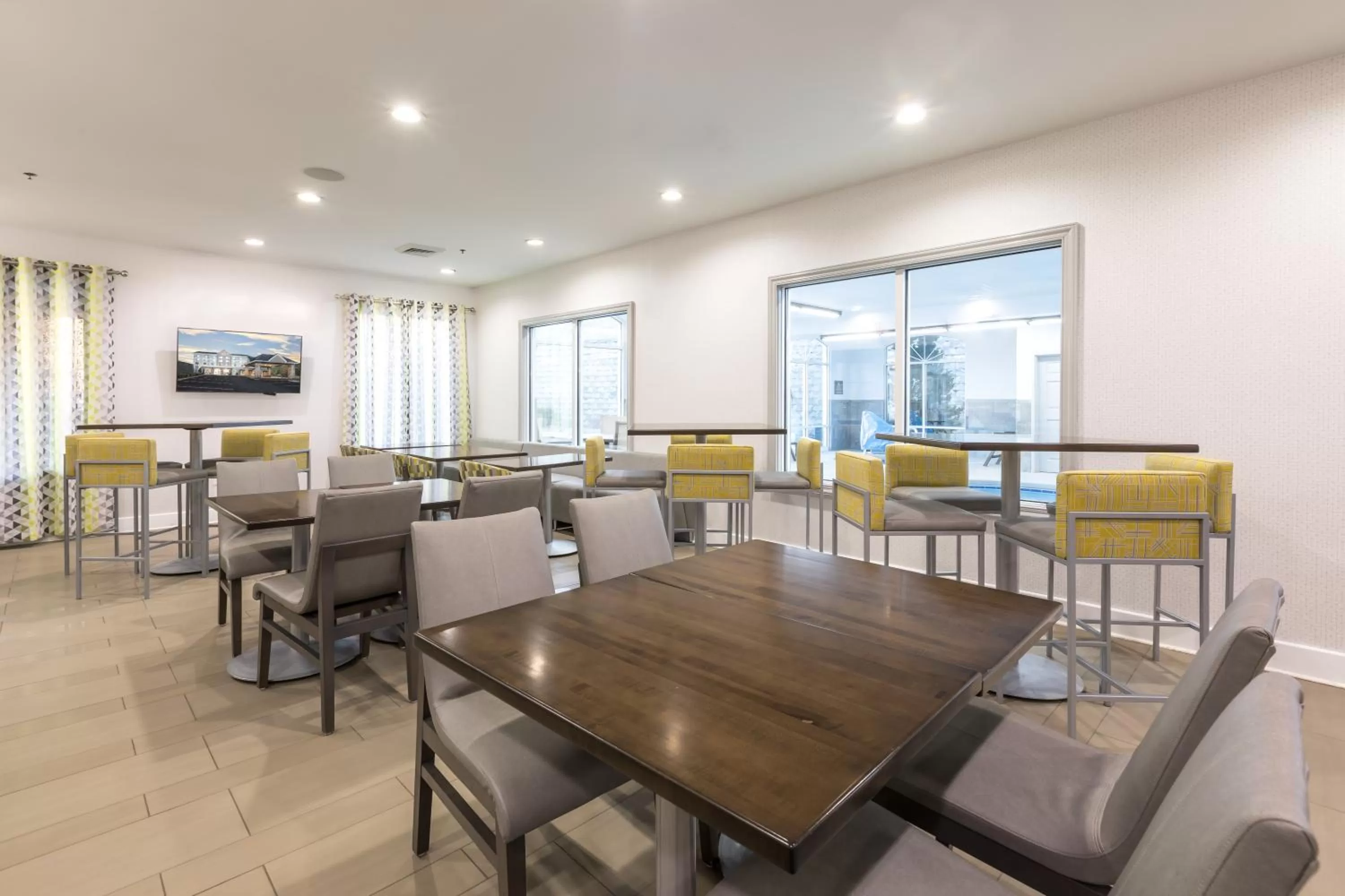 Restaurant/places to eat in Country Inn & Suites by Radisson Asheville Downtown Tunnel Road