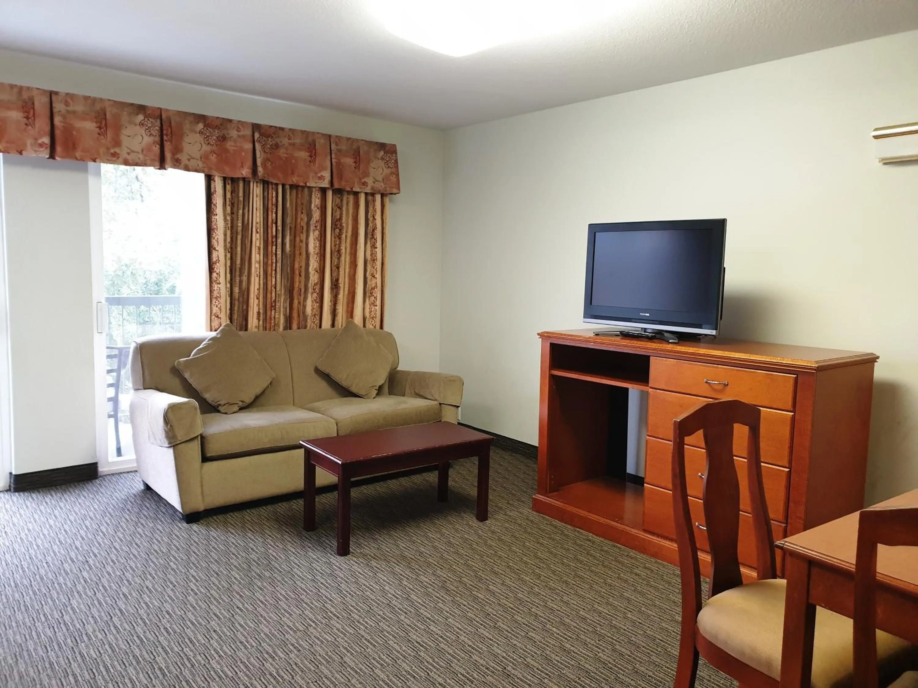 Triple Room with Balcony in Riverland Inn & Suites