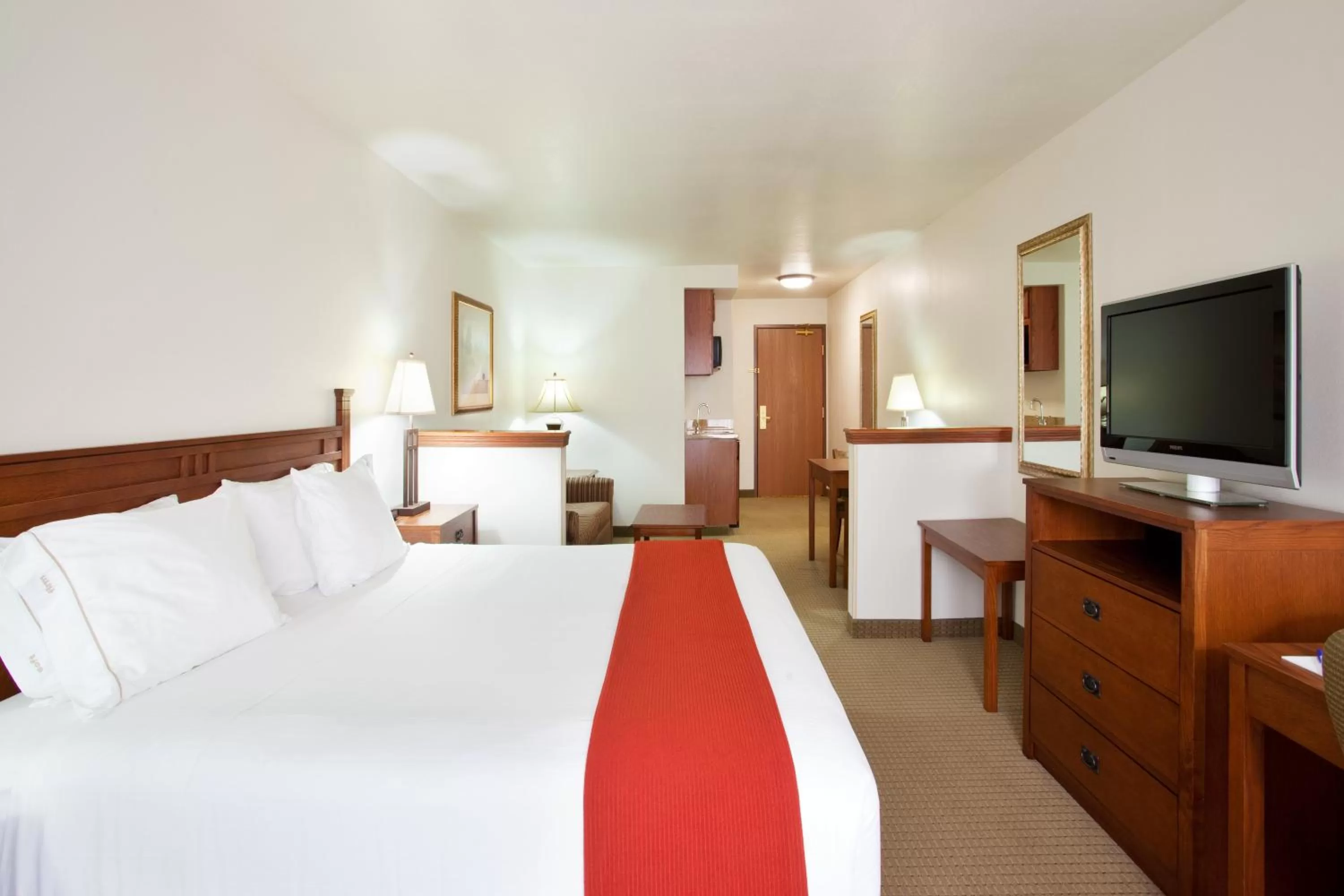 Photo of the whole room, Bed in Holiday Inn Express Hotel & Suites Mattoon by IHG