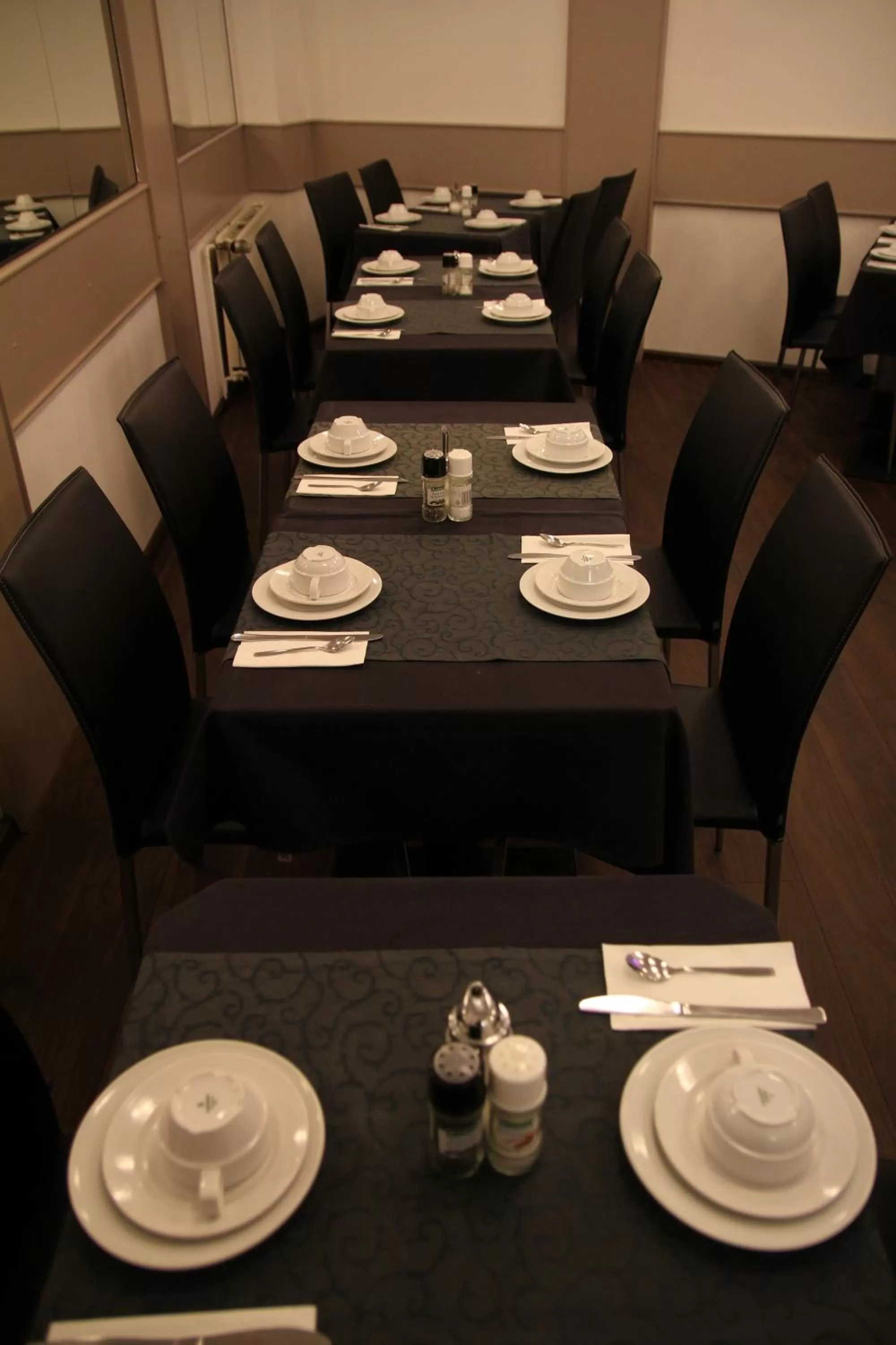 Restaurant/places to eat in Carlton Hotel