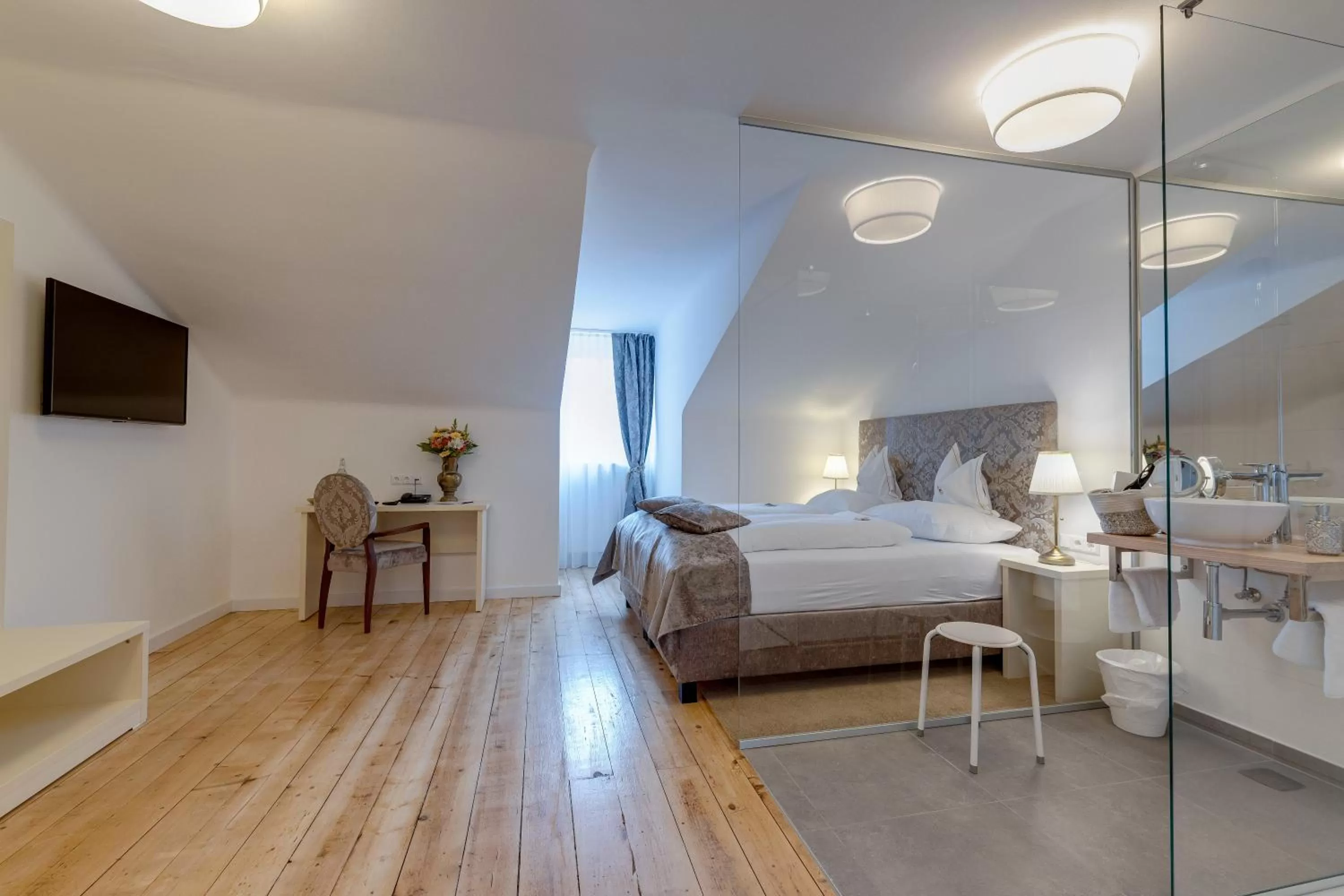 Bathroom, Bed in Boutique Hotel Goldenes Lamm Villach