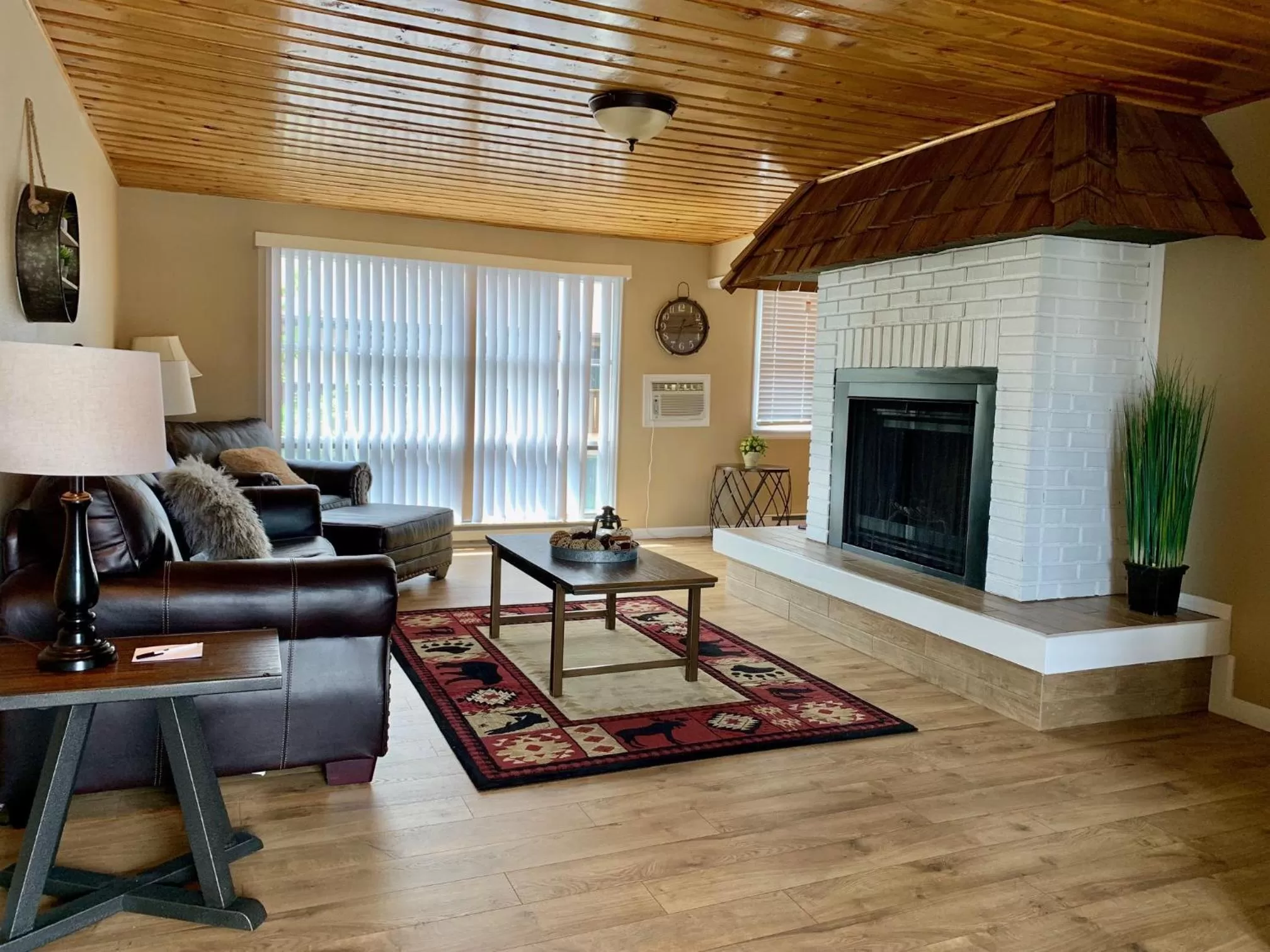 Living room in Estes Mountain Inn