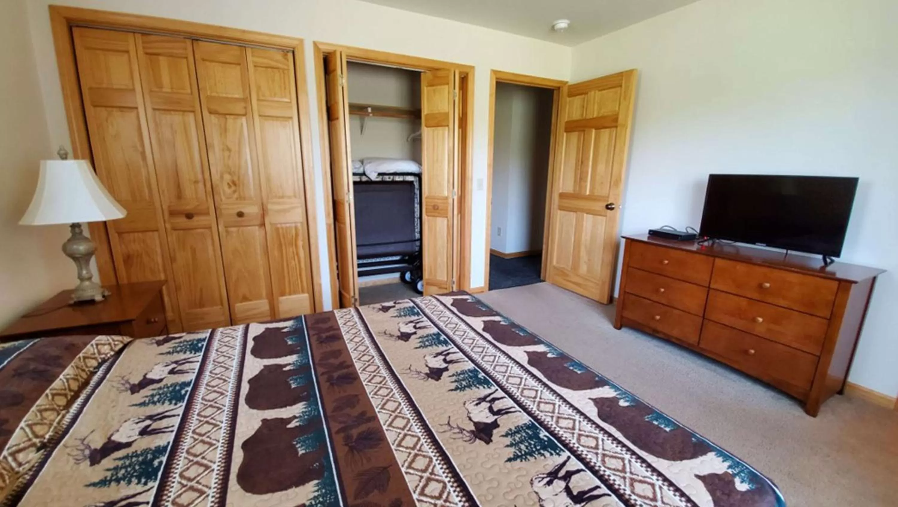 Photo of the whole room, Bed in Jasper Ridge Inn Ishpeming