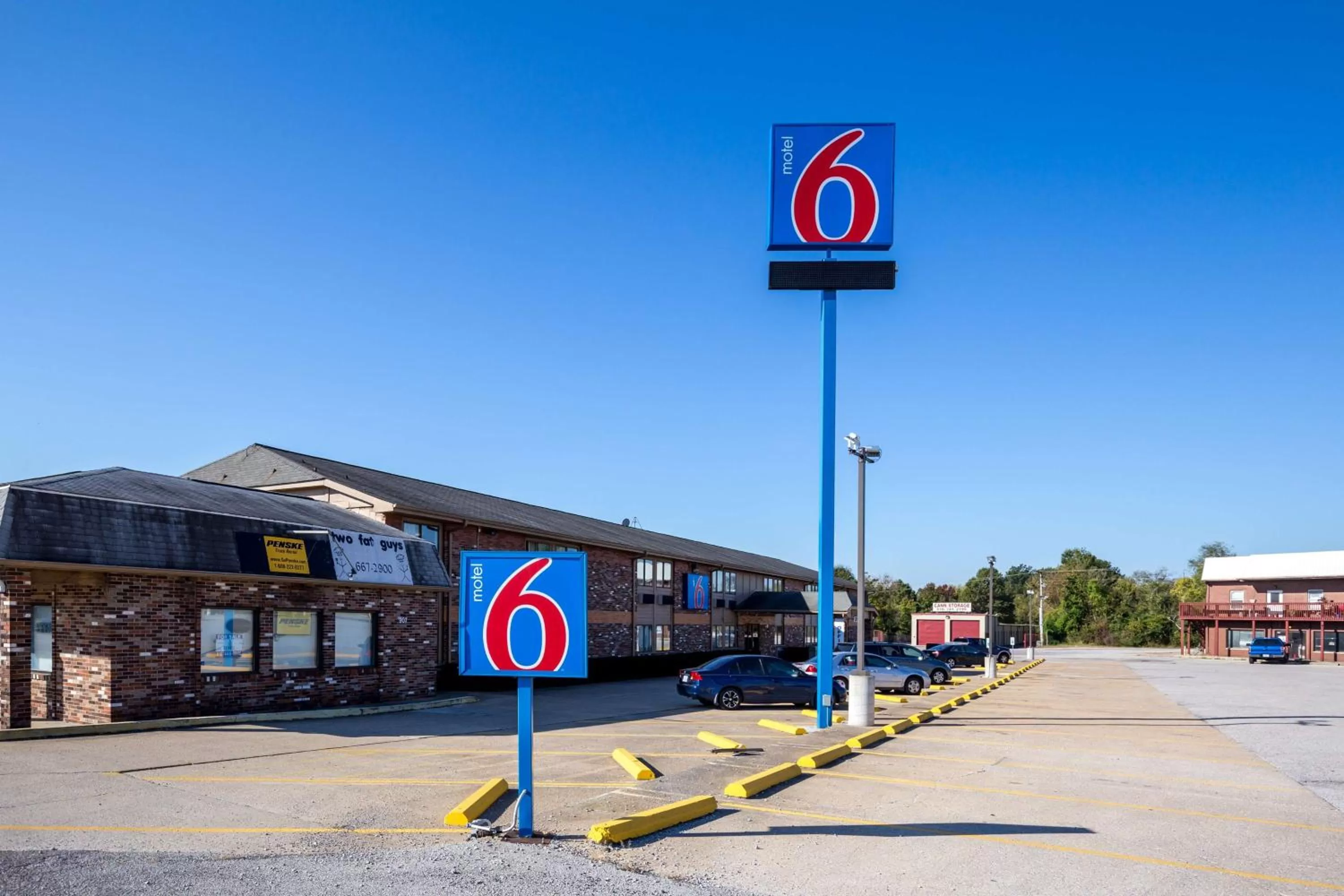 Property building in Motel 6-Troy, IL