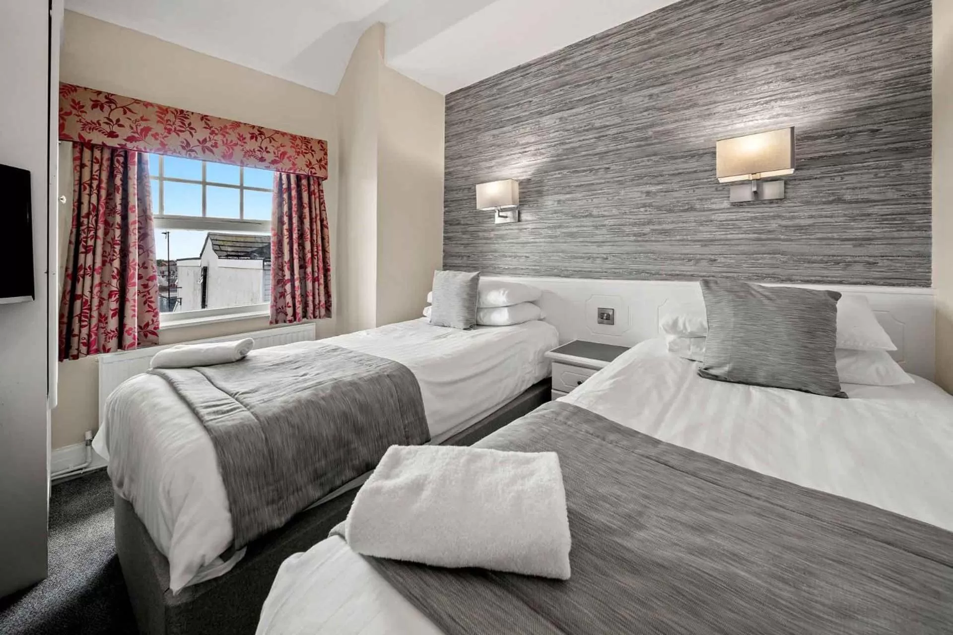 Photo of the whole room, Bed in Cliffs Hotel