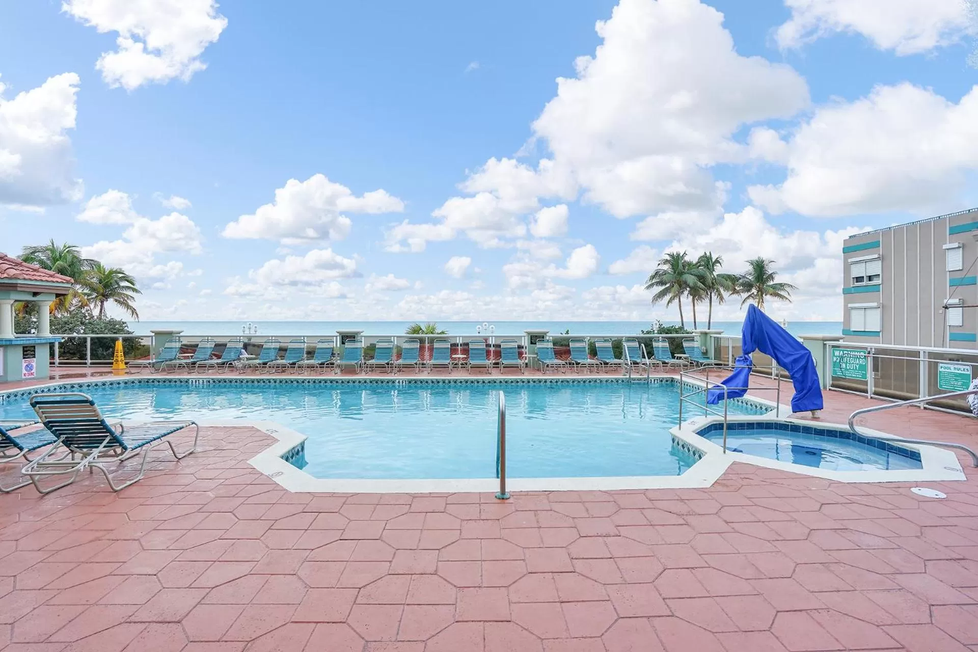 Swimming pool in Hollywood Beach Tower