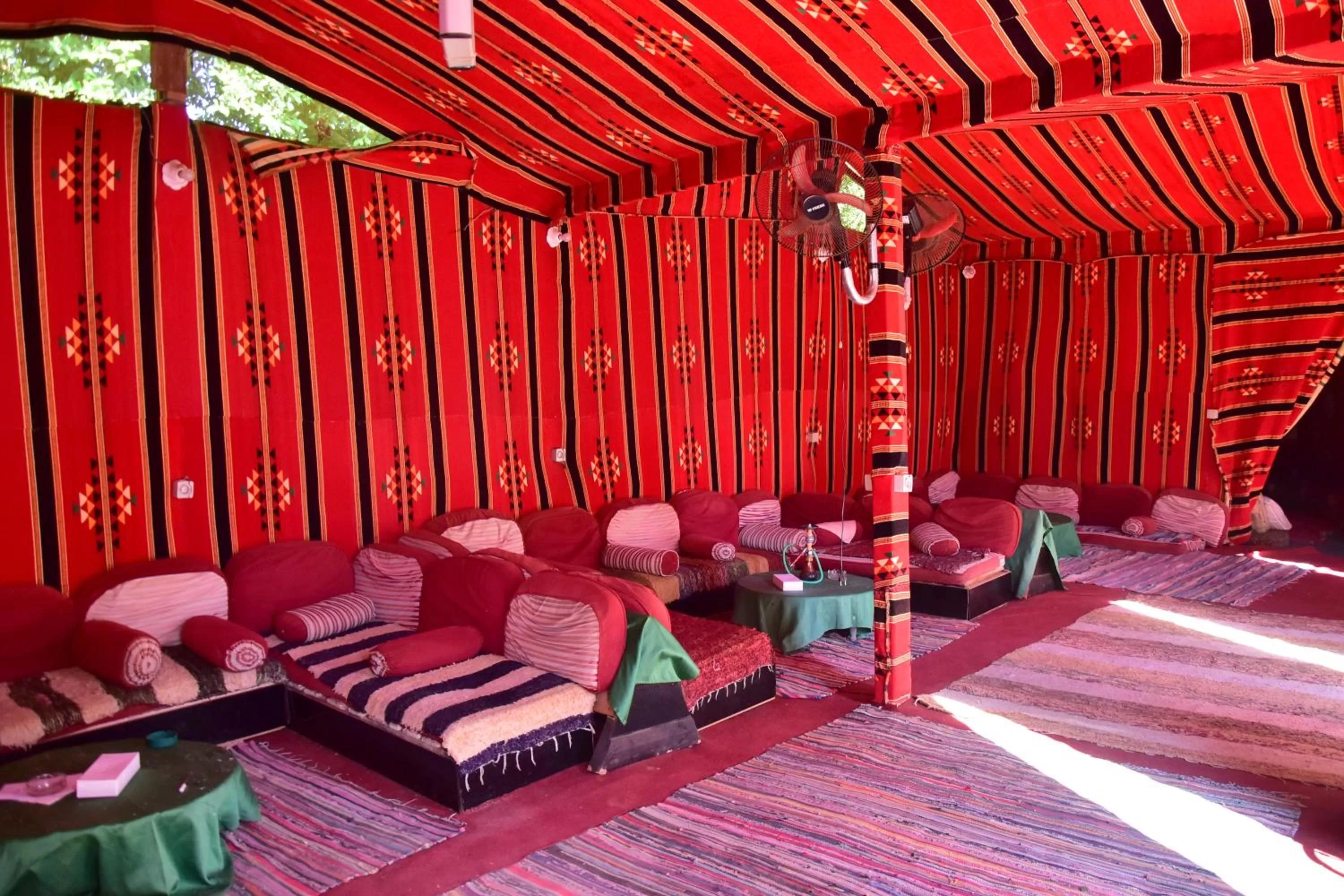 Drinks, Bed in Dive Inn Resort