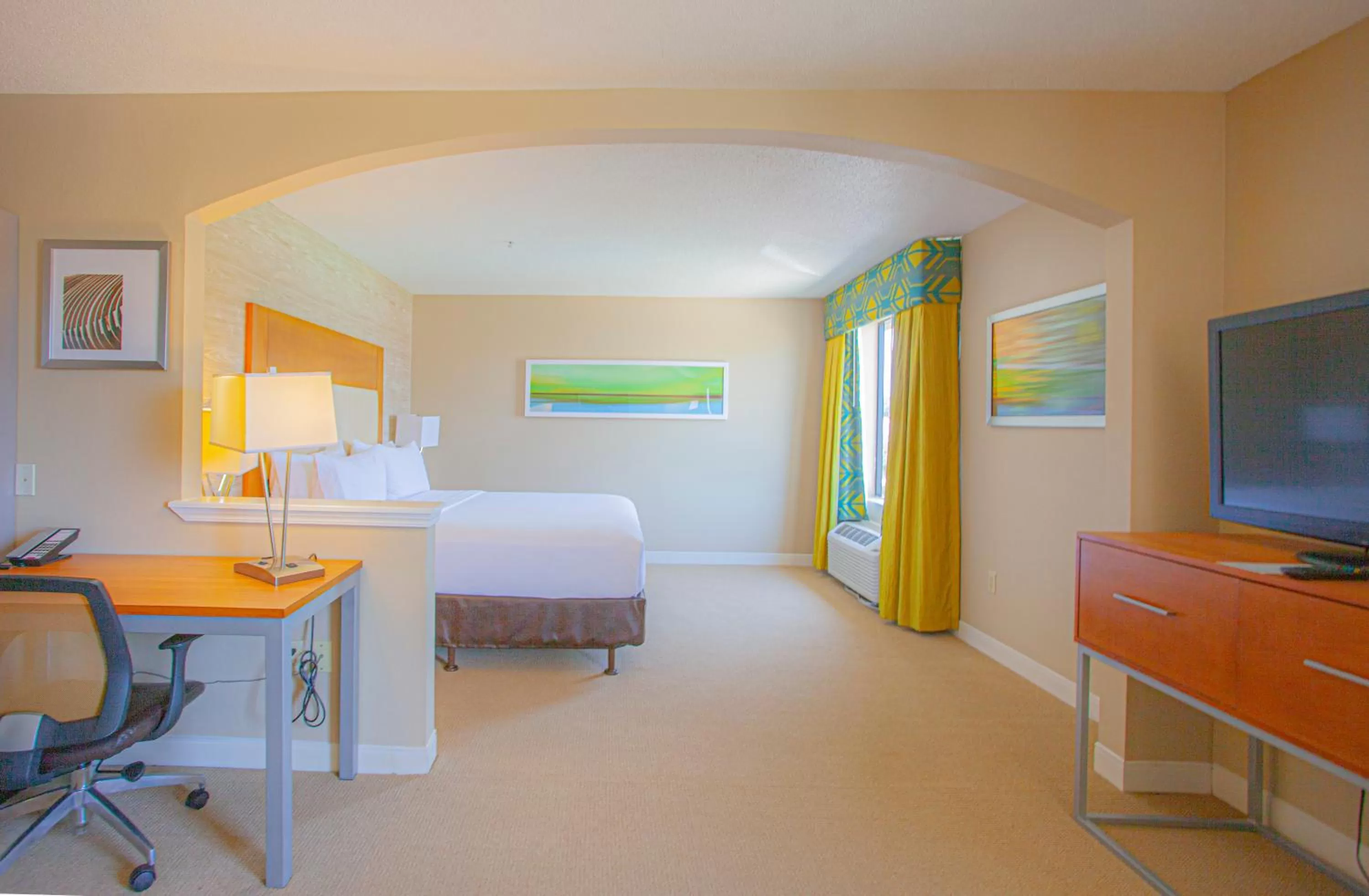 Bed in Holiday Inn & Suites Spring - The Woodlands