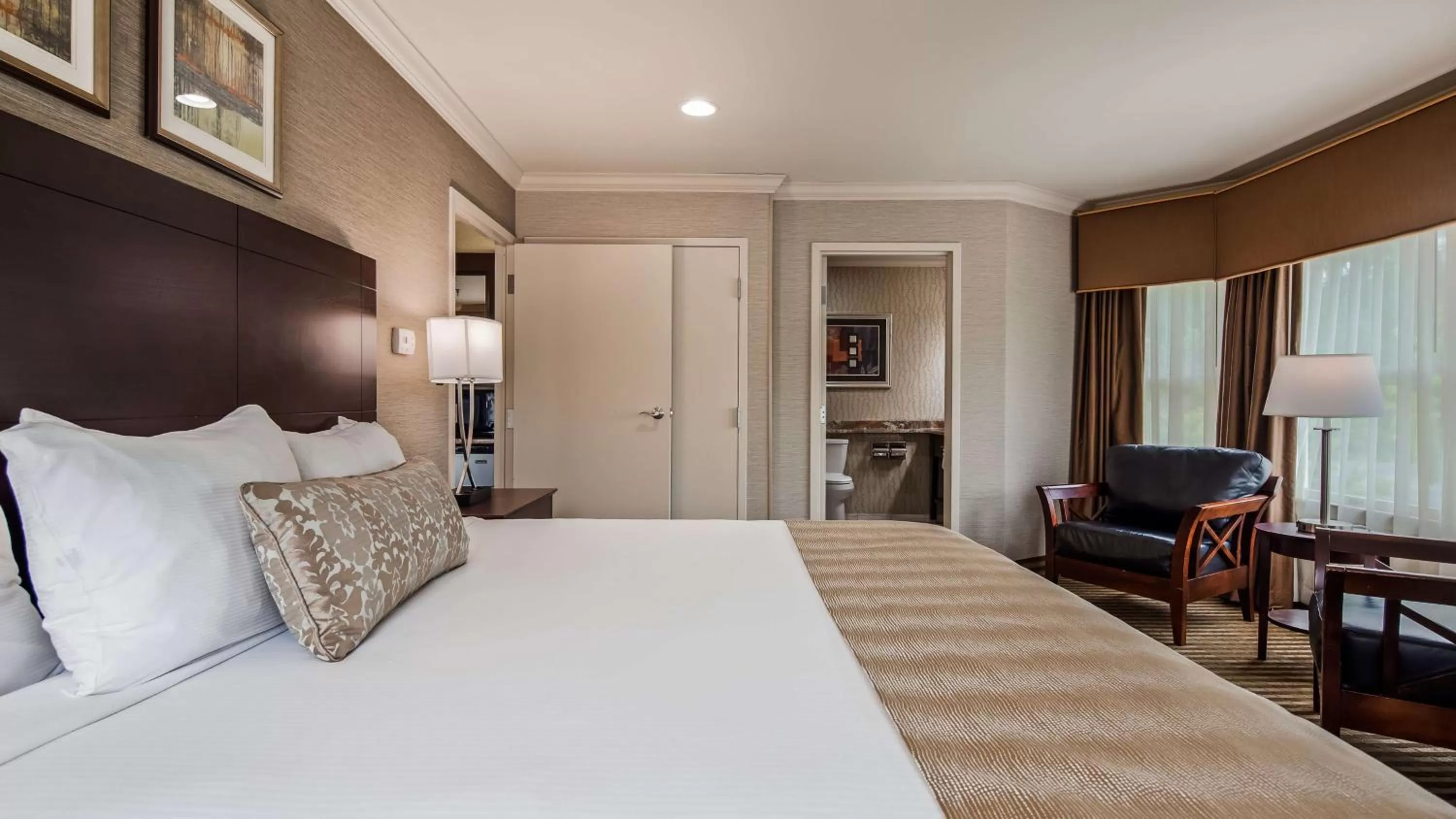 Bathroom, Bed in Inn at Mendehall