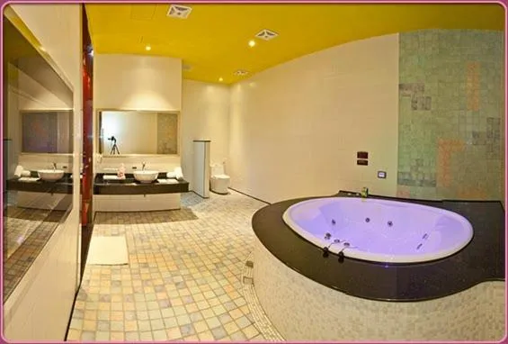 Bathroom, Bed in Wei Feng Hotel - Kaohsiung