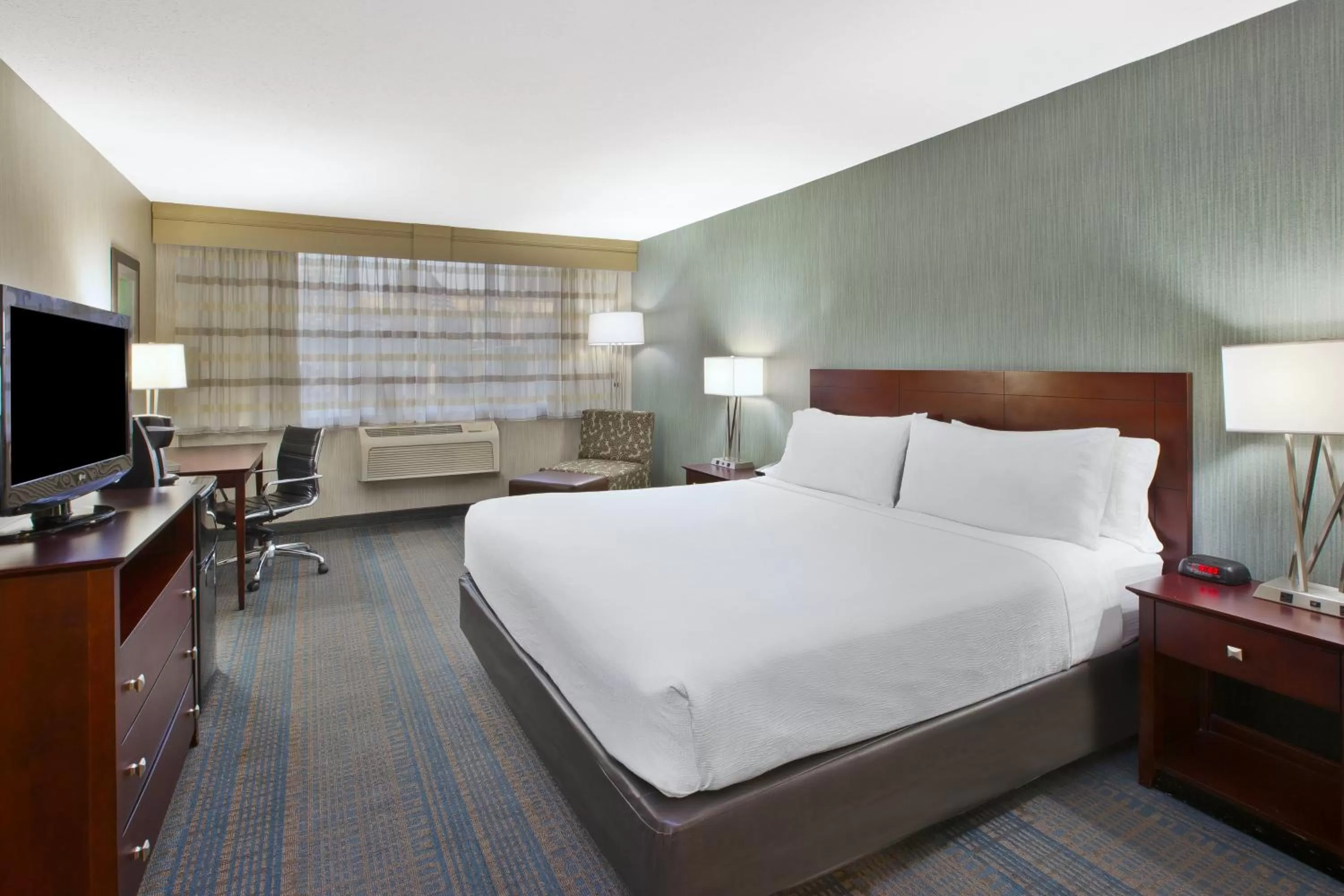 Photo of the whole room, Bed in Holiday Inn Columbus Dwtn-Capitol Square by IHG