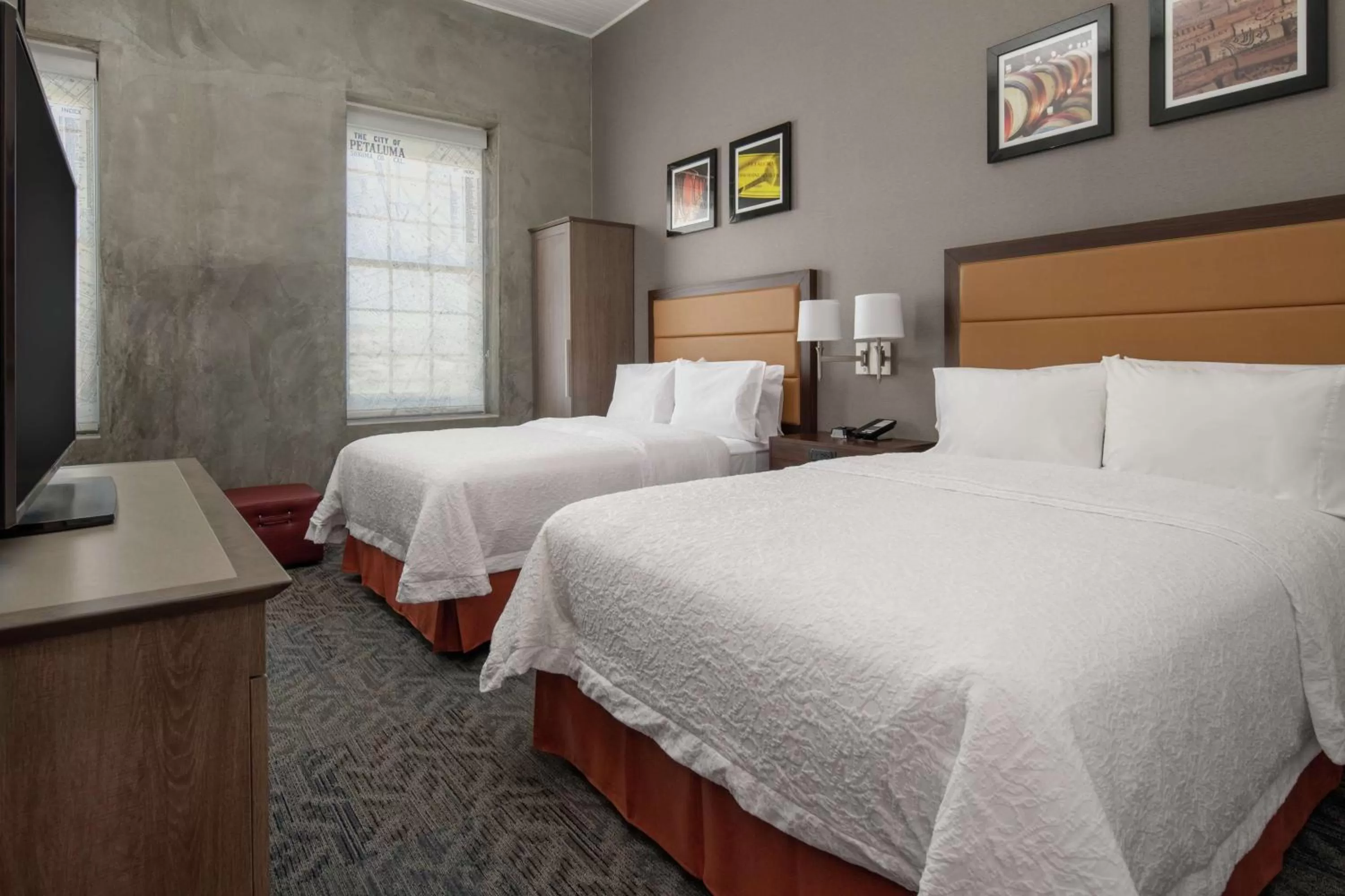 Bed in Hampton Inn Petaluma, Ca