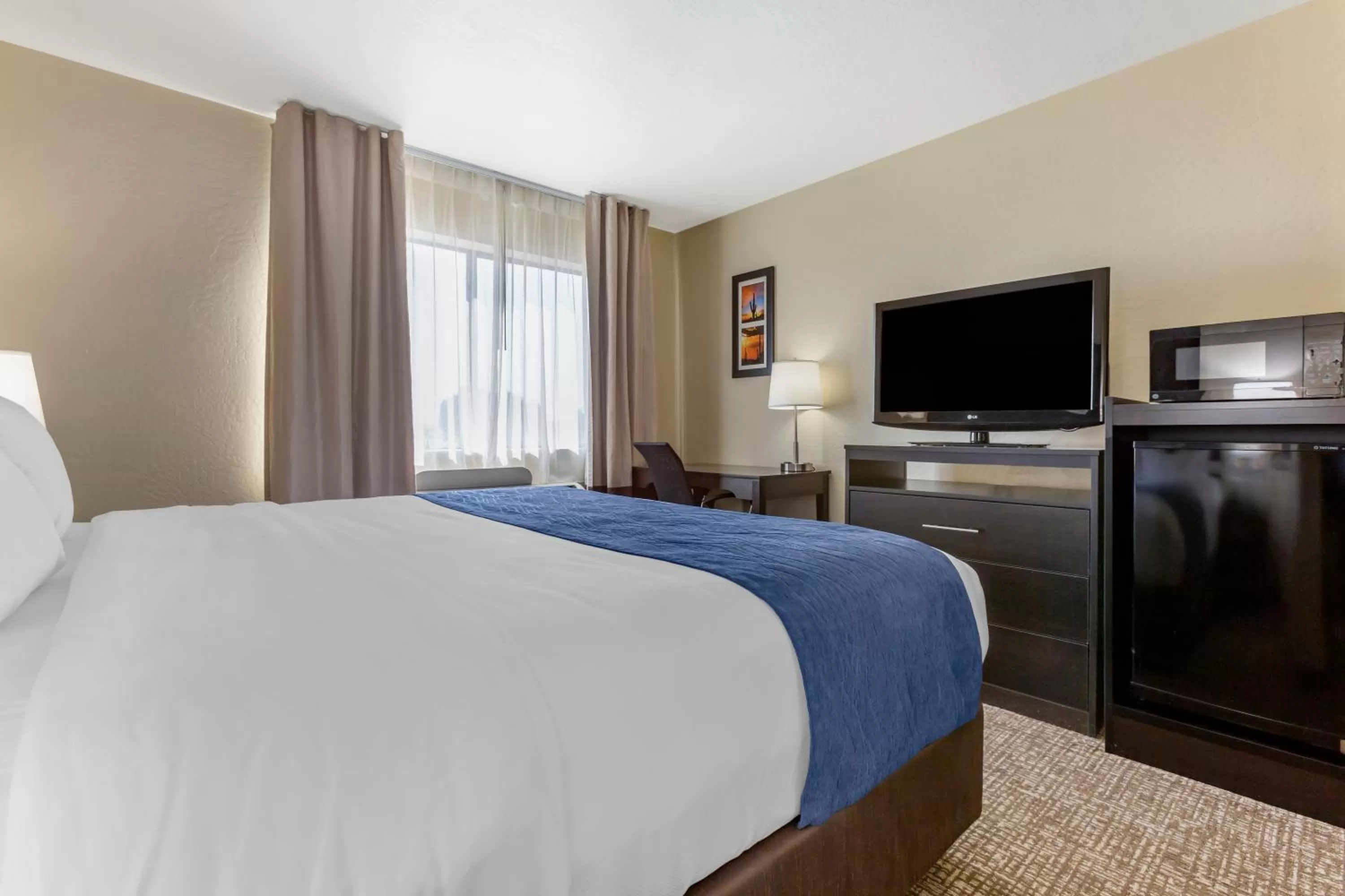 Bed in Comfort Inn & Suites Surprise Near Sun City West