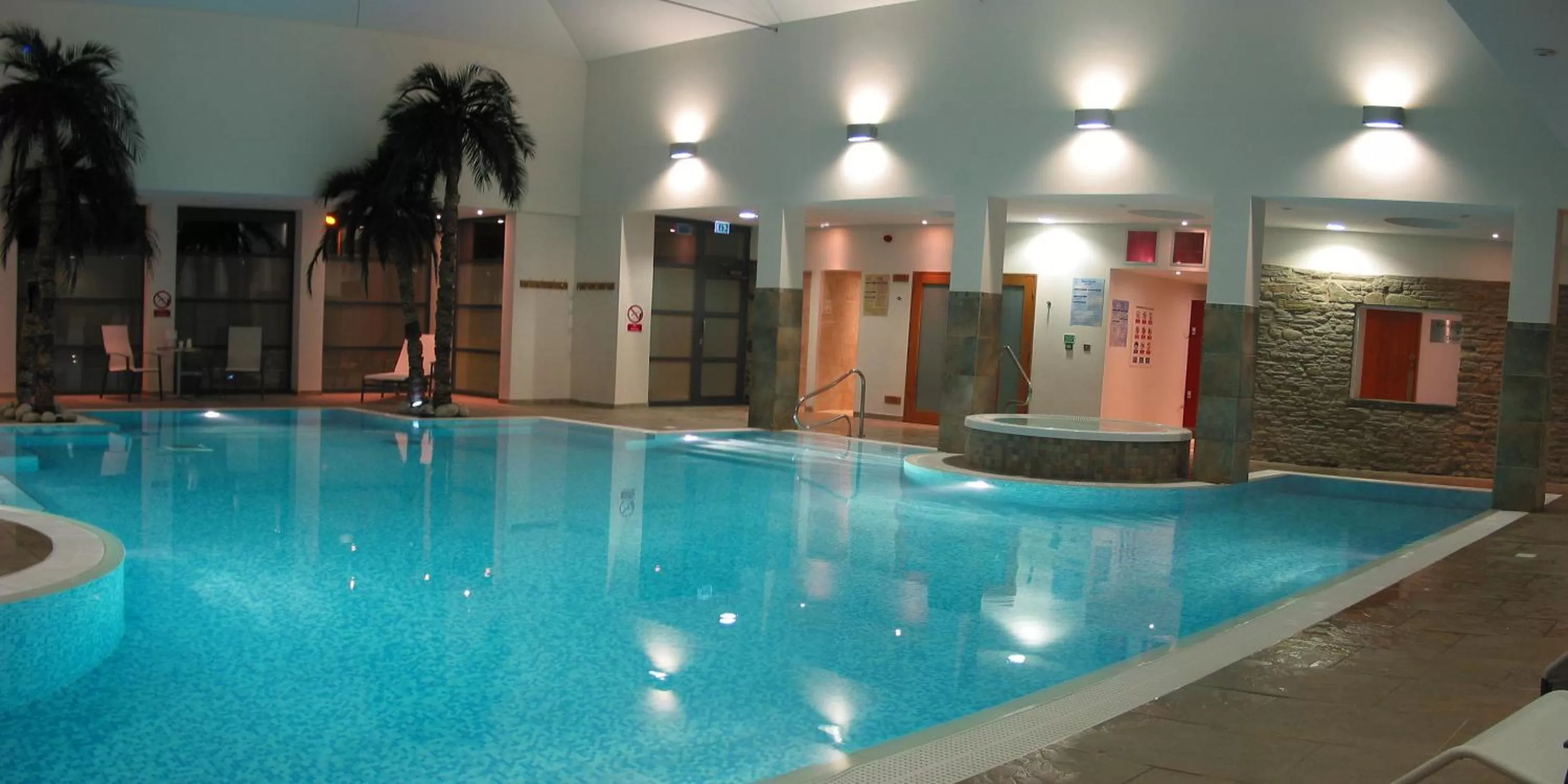 Swimming pool in Burton Hotel