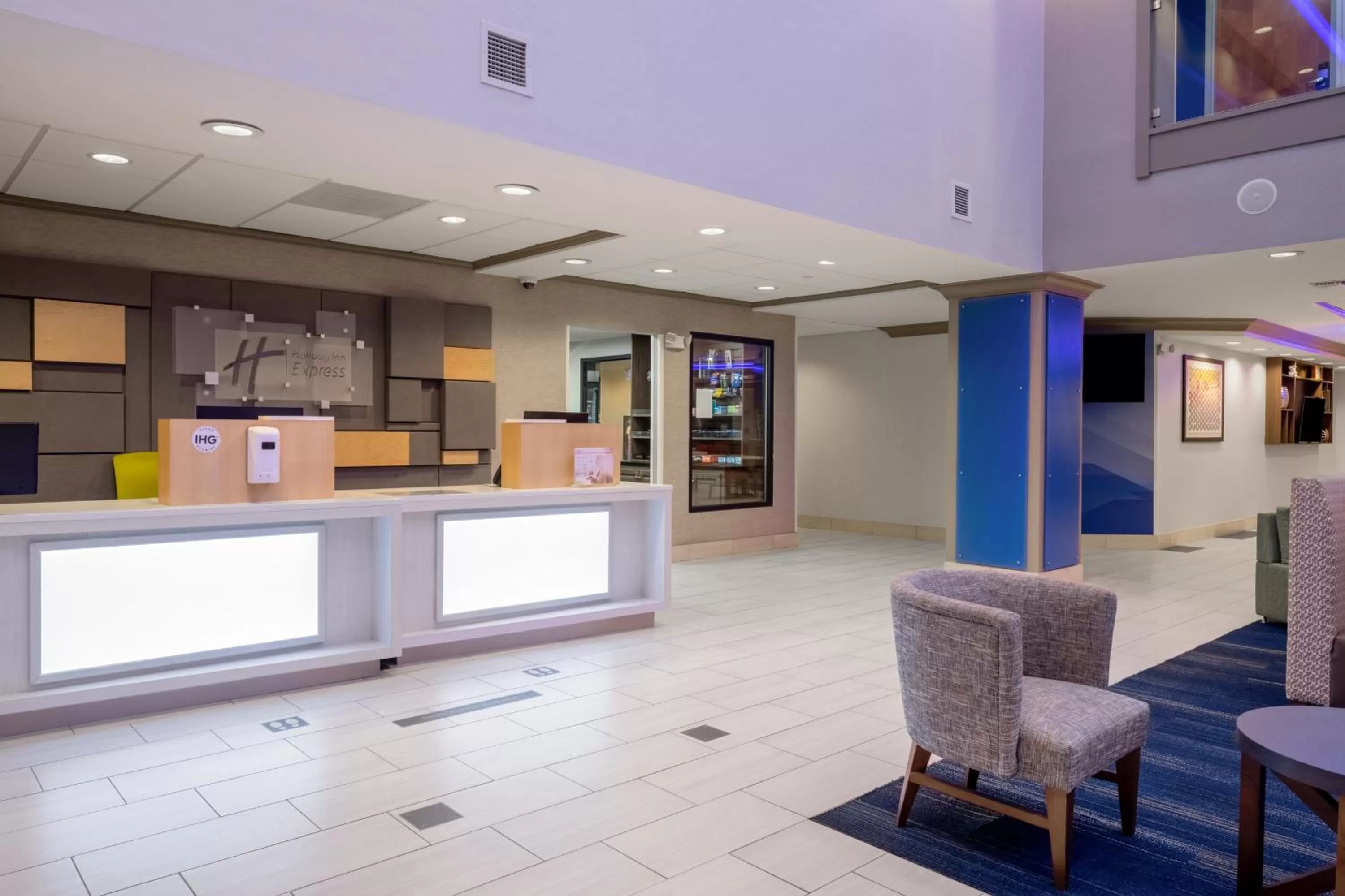 Lobby or reception in Holiday Inn Express - Coventry S - West Warwick Area by IHG