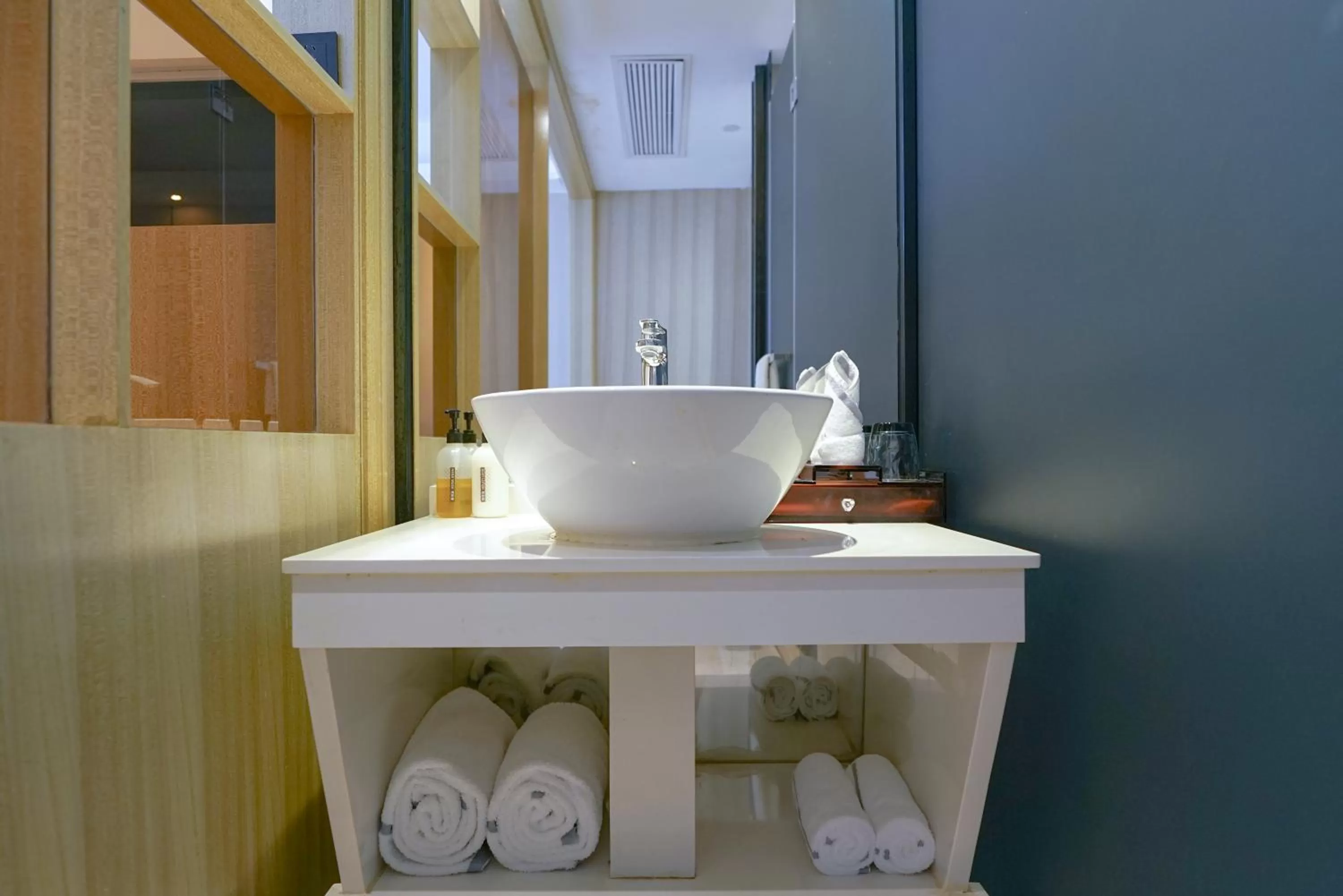 Bathroom in Paco Hotel Tiyuxilu Metro Guangzhou-Free Shuttle Bus fir Canton Fair