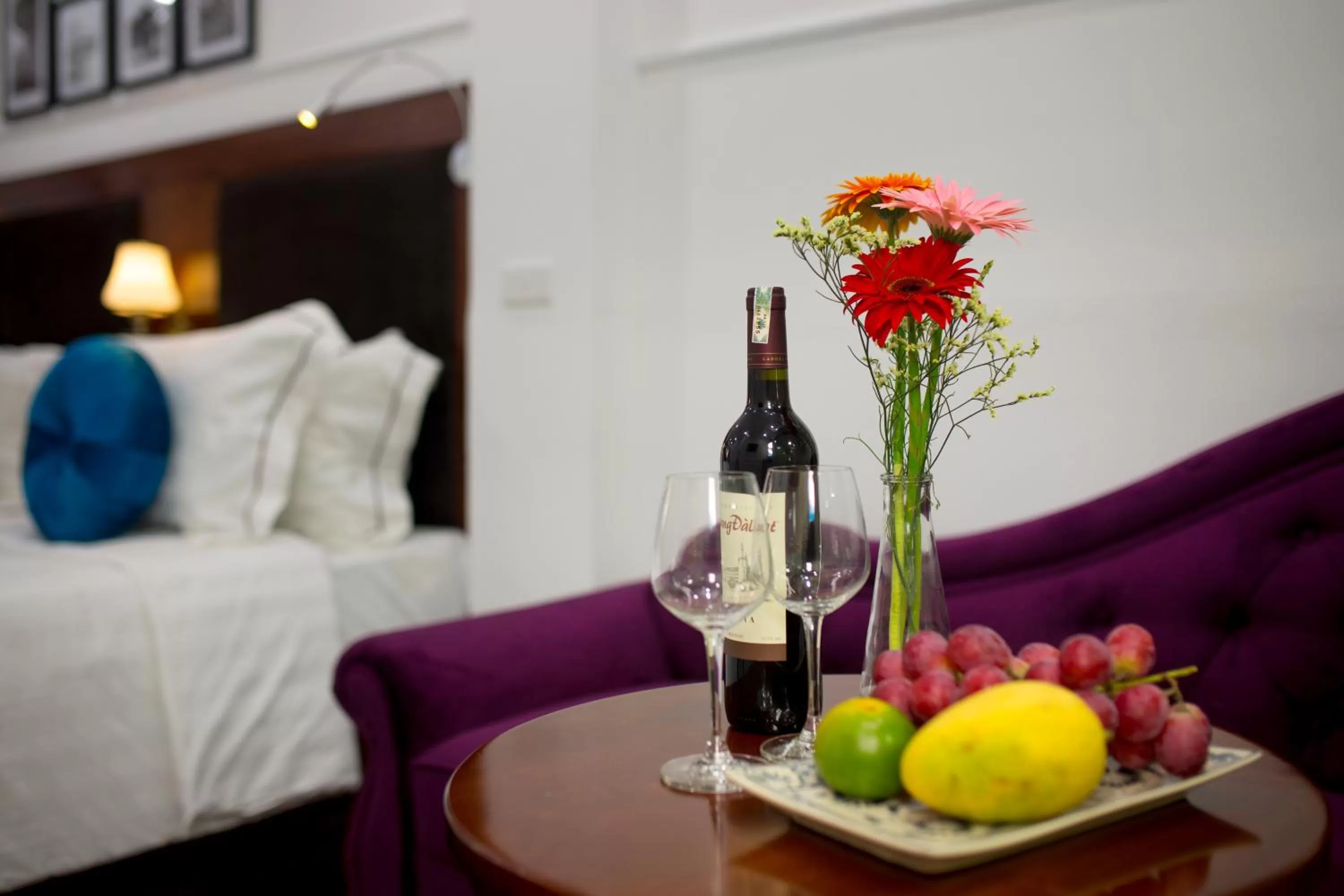 Living room, Bed in Antique Angel Hotel