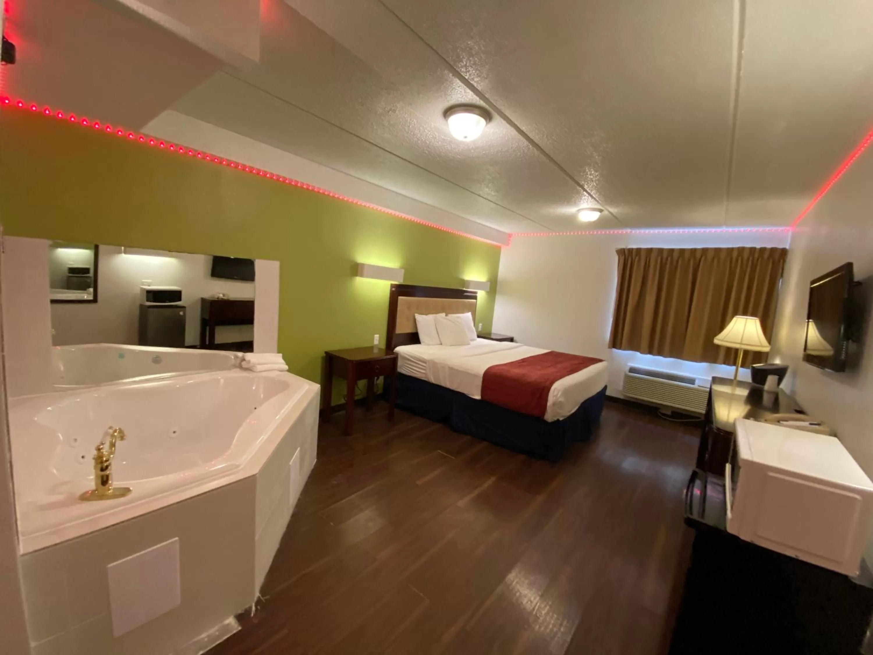 Photo of the whole room, Bed in Skylight Inn Willoughby - Cleveland Mentor