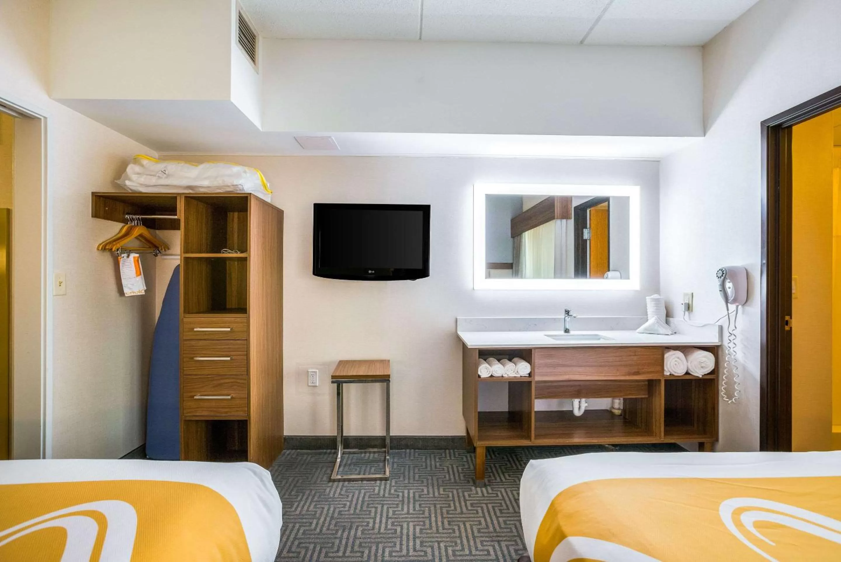 Bedroom, Bed in Quality Suites Lansing West