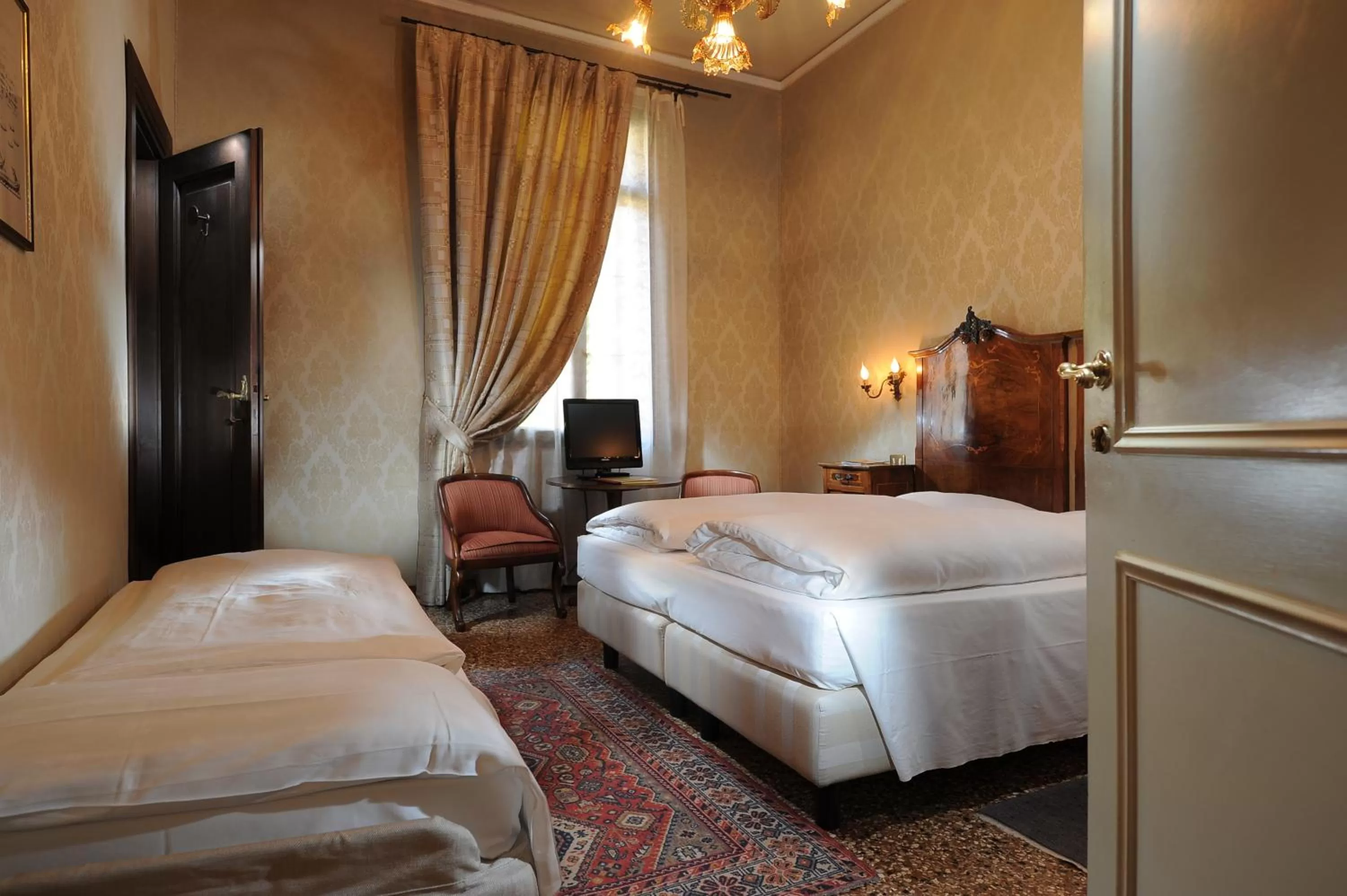 Double Room with Extra Bed in Hotel Flora