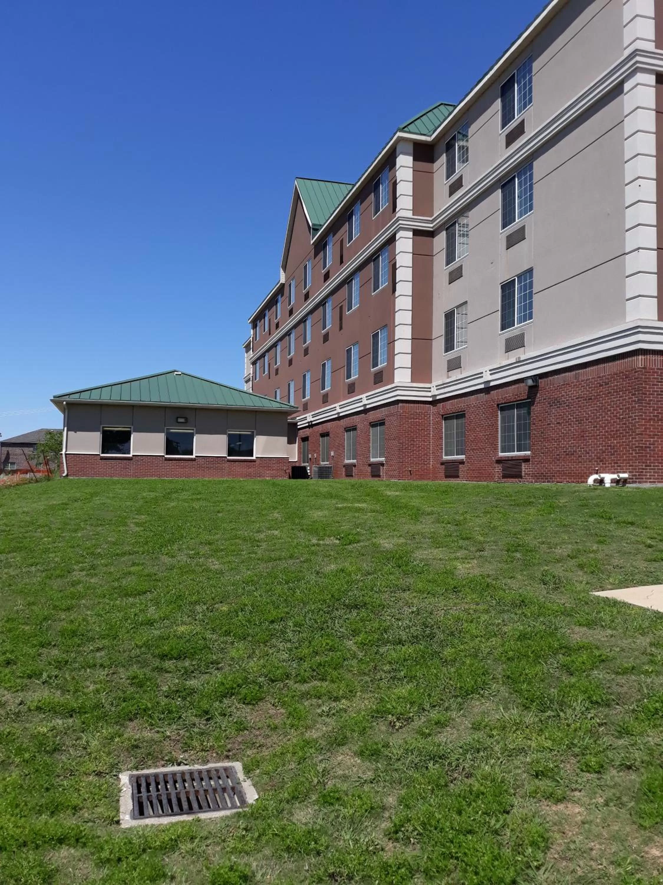 Property building in Country Inn & Suites by Radisson, DFW Airport South, TX