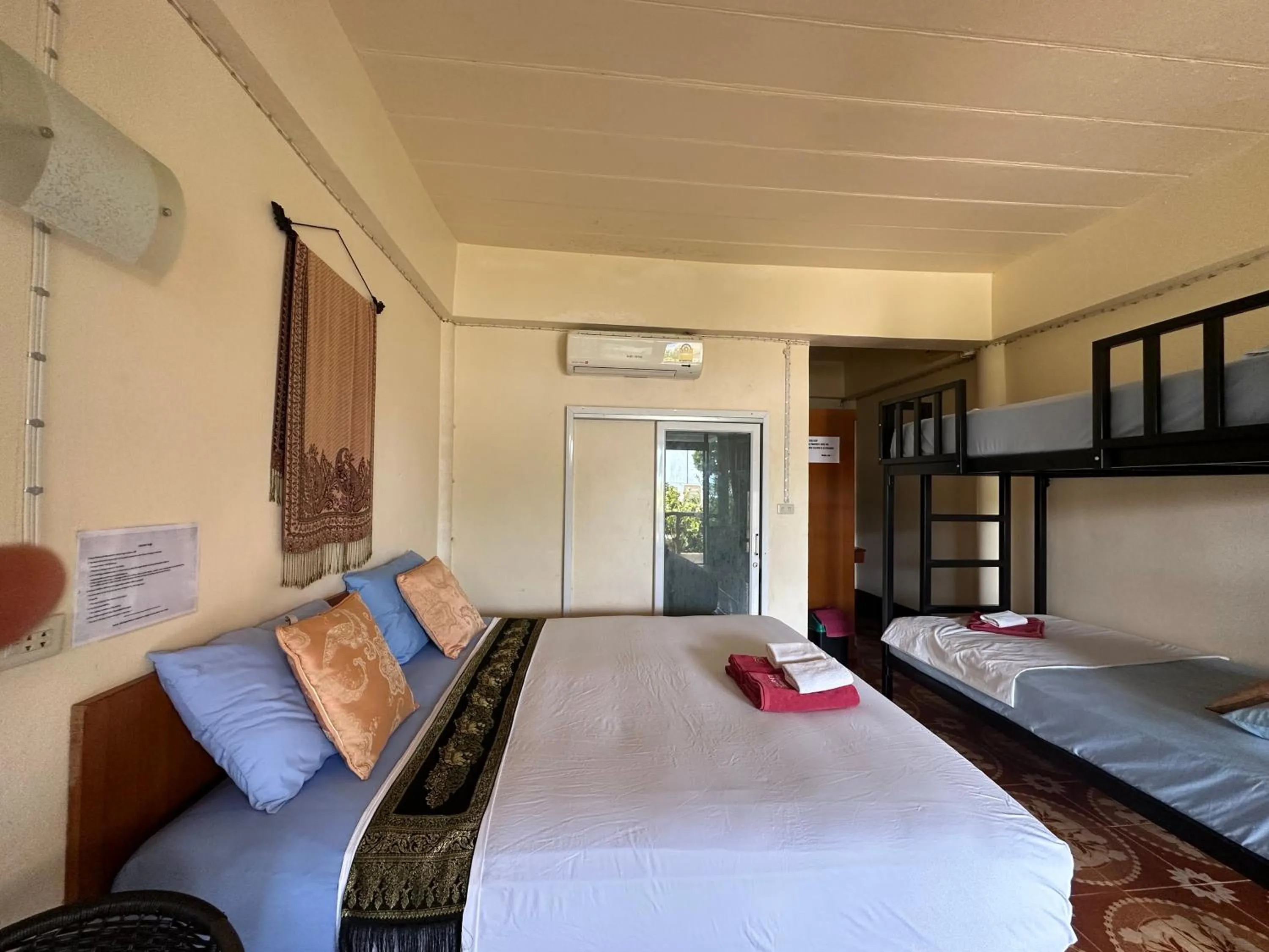 Bedroom, Bed in Lanta Garden Home