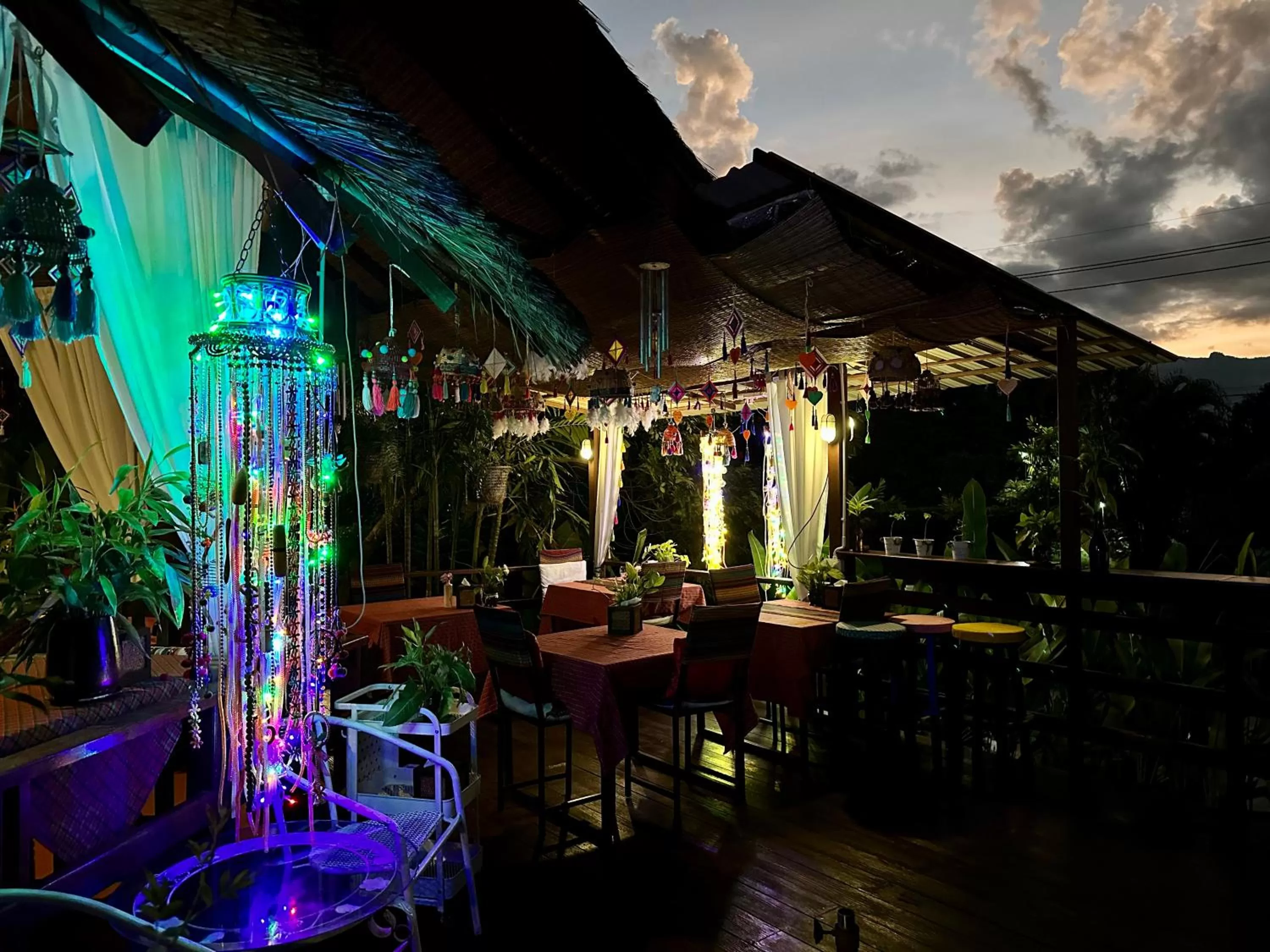 Communal lounge/ TV room in Pura Vida Pai Resort