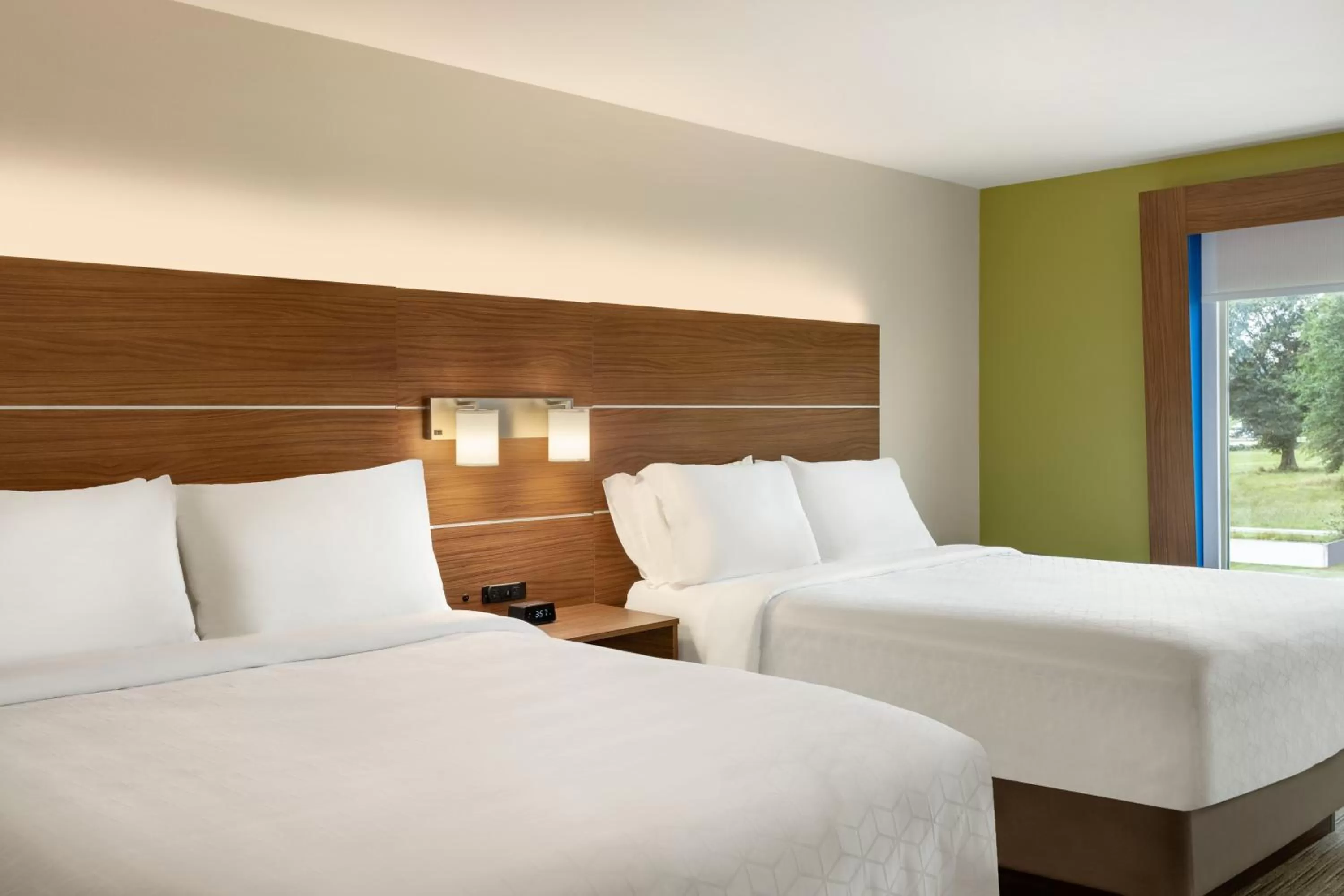 Bed in Holiday Inn Express & Suites Searcy by IHG