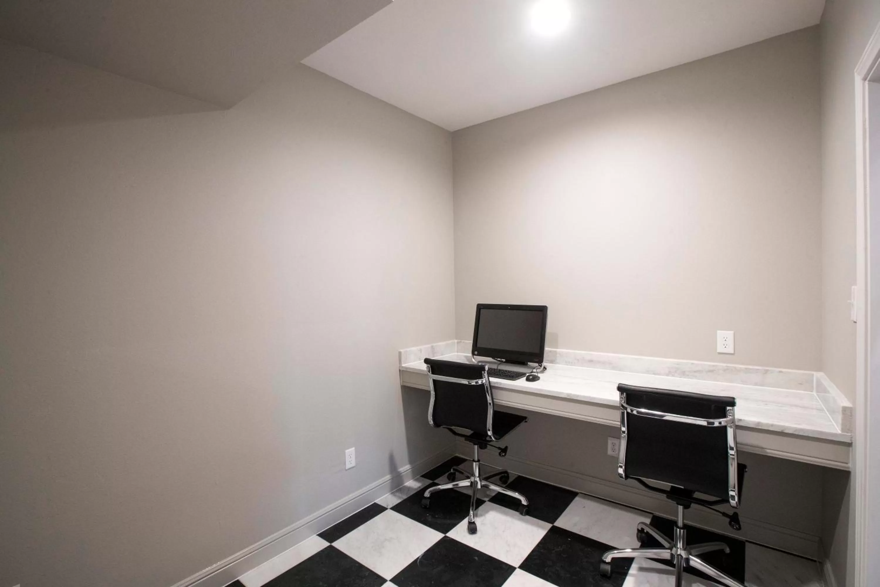 Business facilities in House Hotel