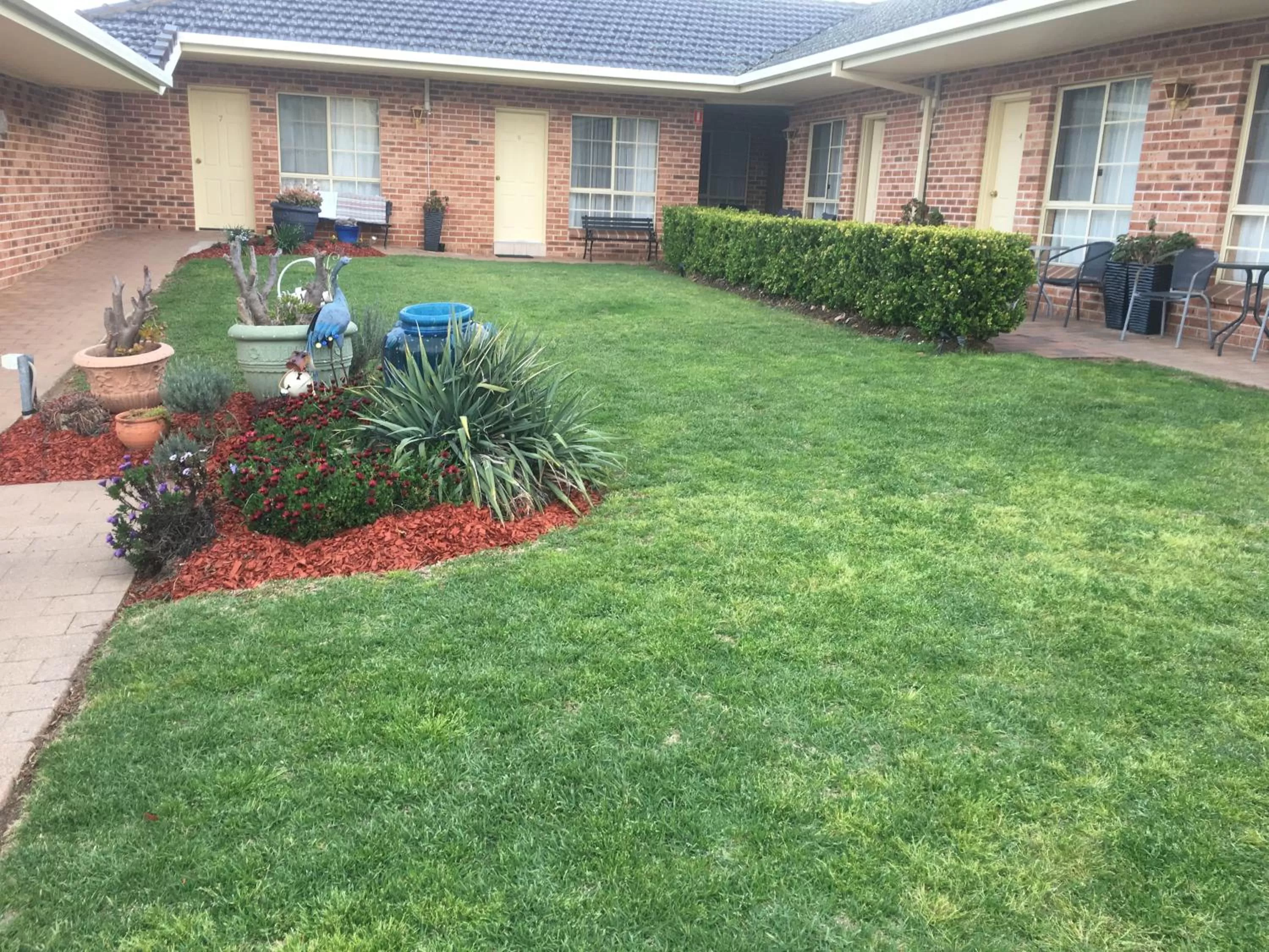 Garden view in Golden Chain Aalana Motor Inn