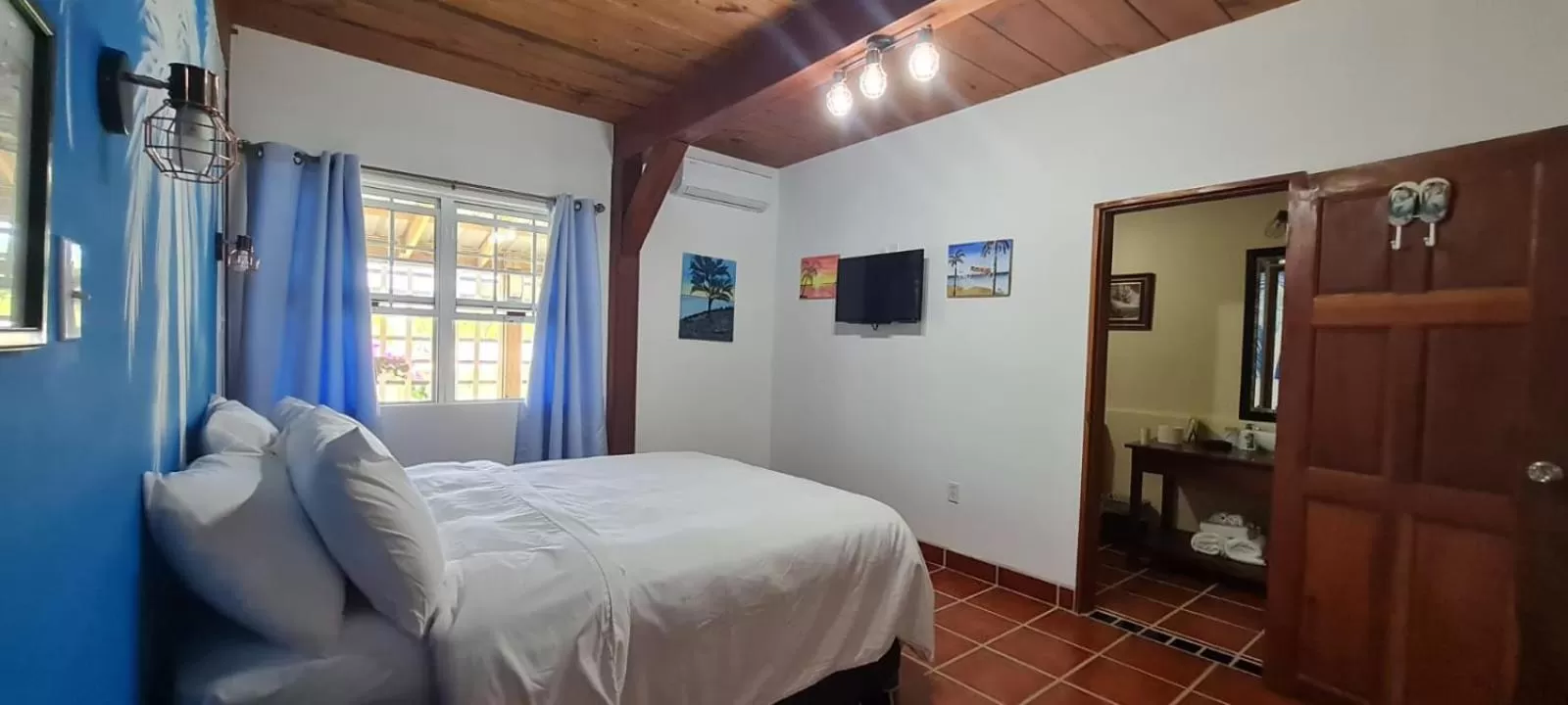 Photo of the whole room, Bed in The BNB on Triggerfish Close to the airport