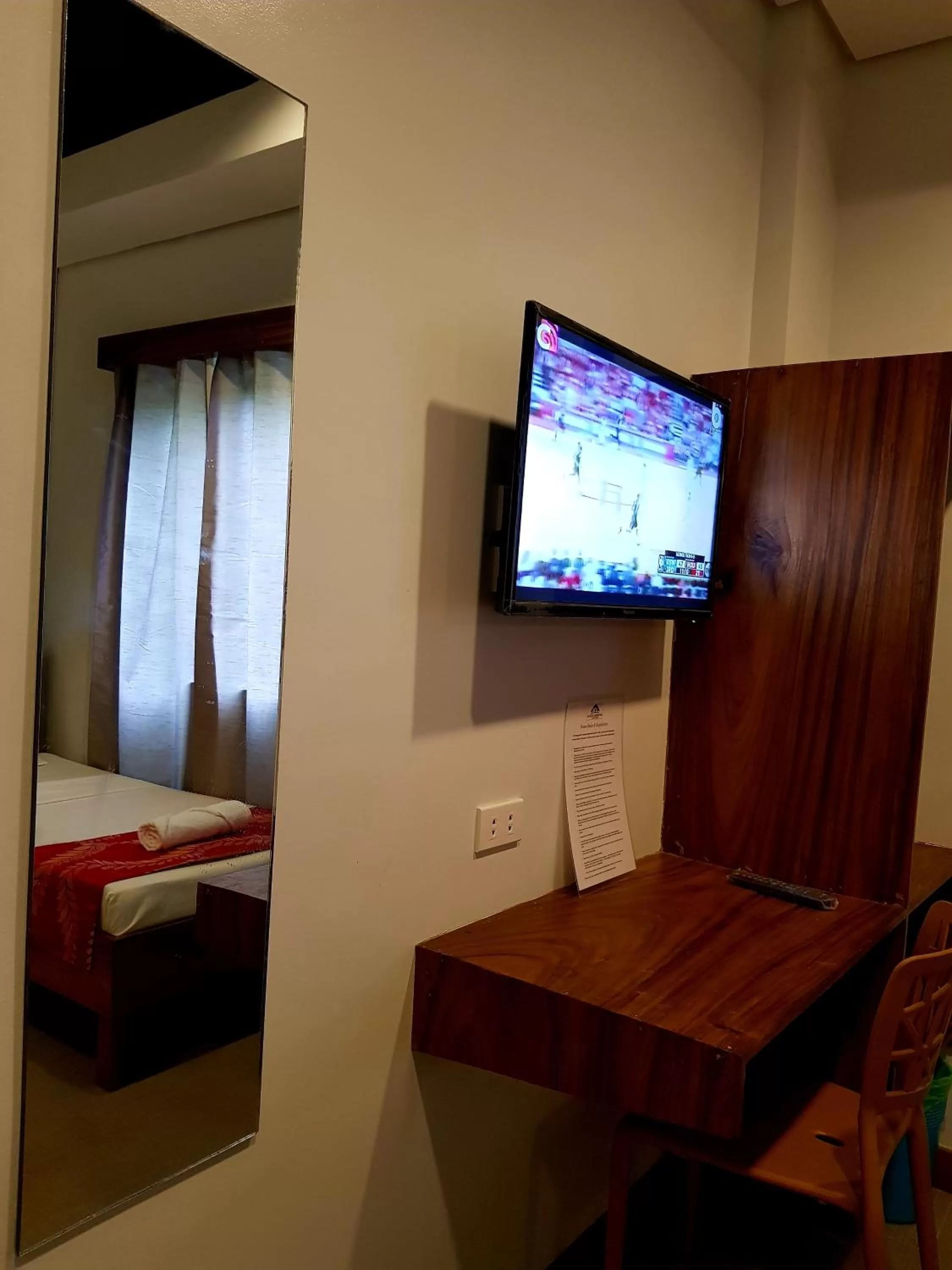 TV and multimedia, Bed in Acacia Garden Inn and Suites