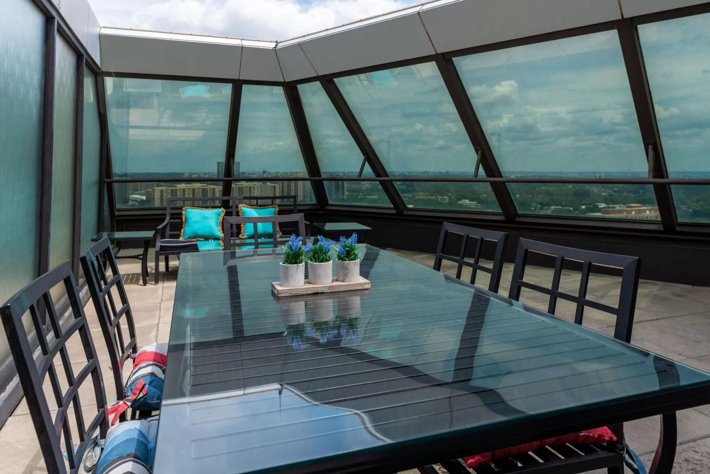 Living room in Hilton Alexandria Mark Center