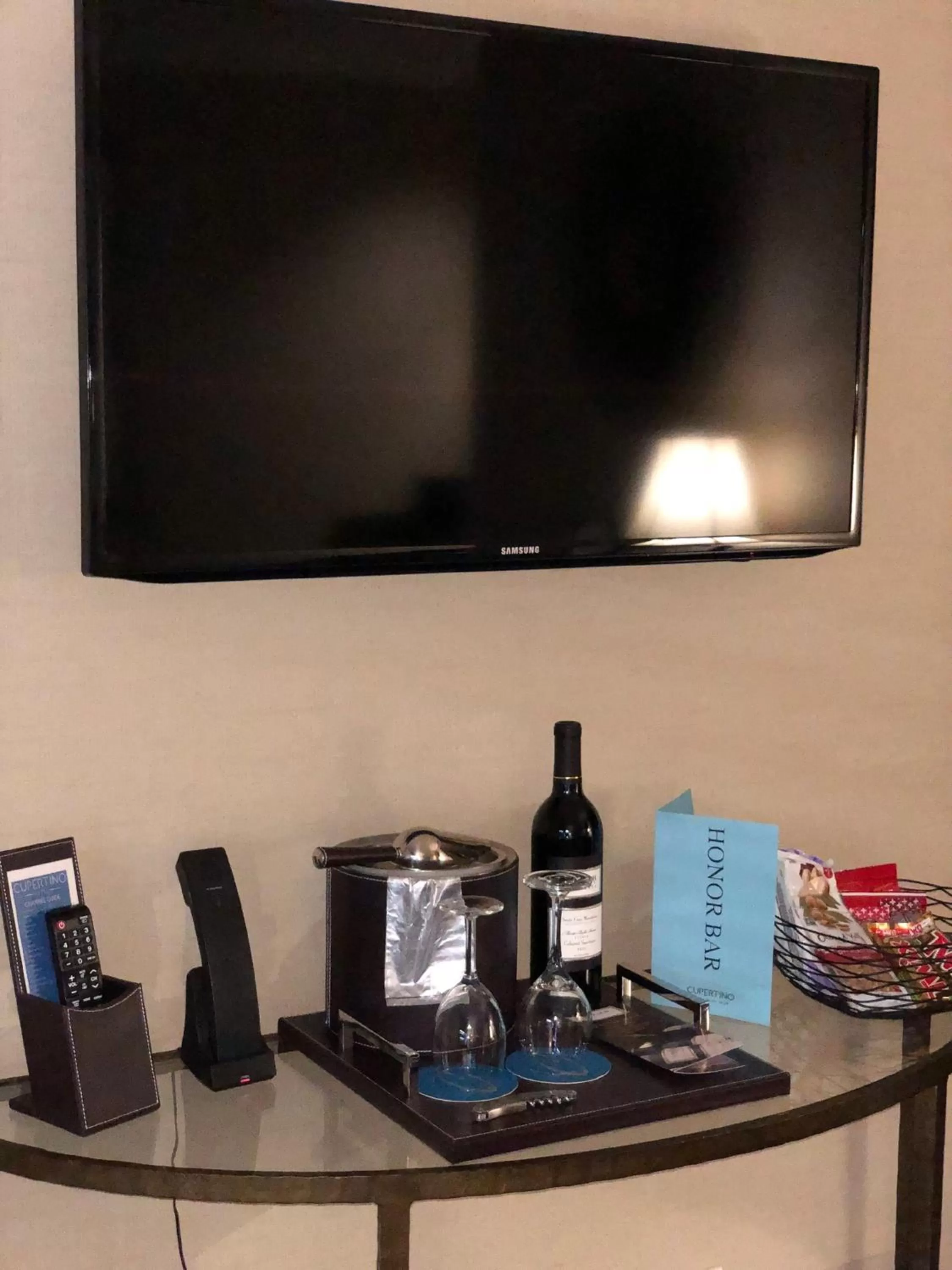 TV and multimedia in Cupertino Hotel