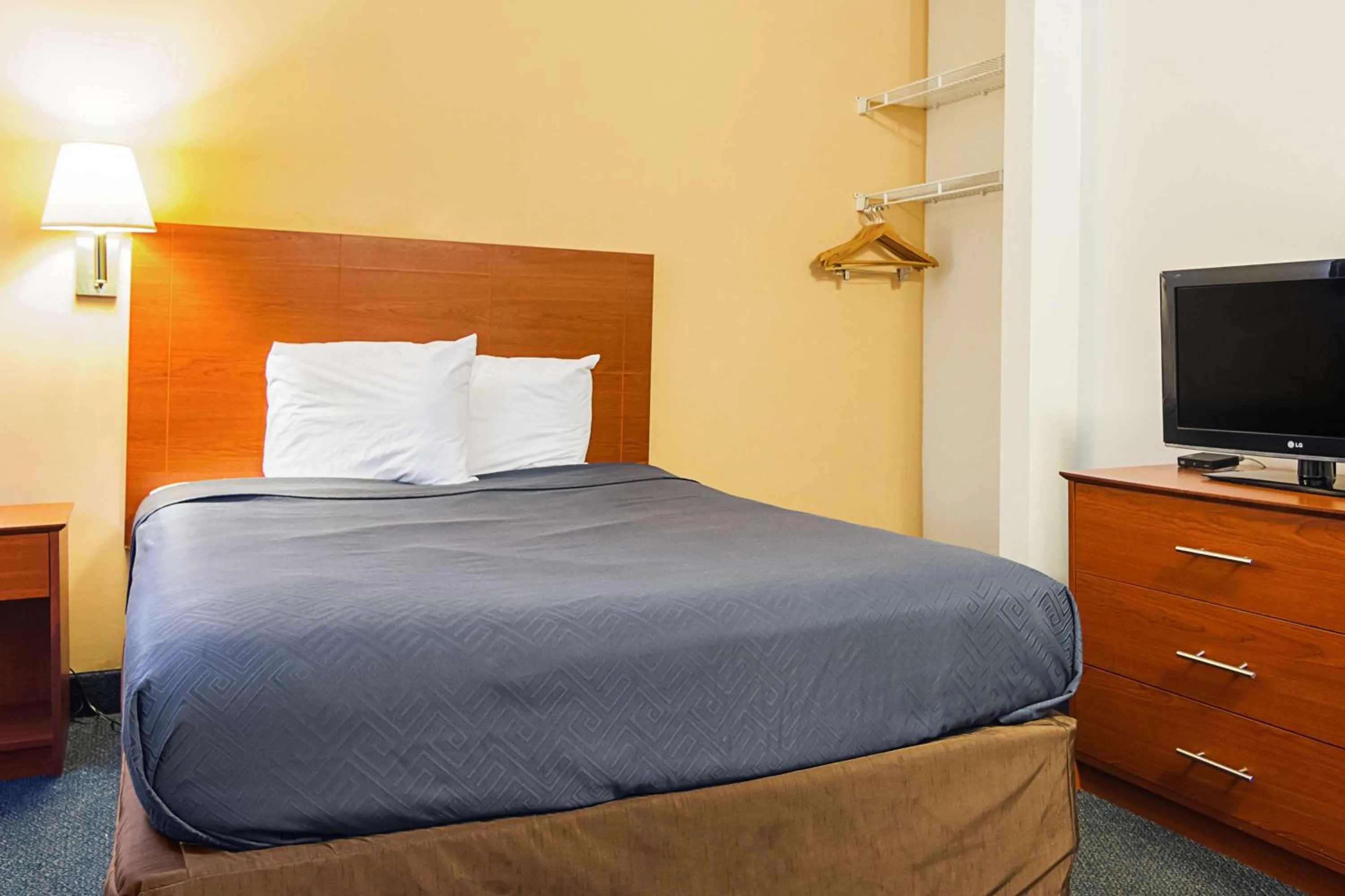 Photo of the whole room, Bed in Motel 6-Fayetteville, NC - Fort Liberty Area