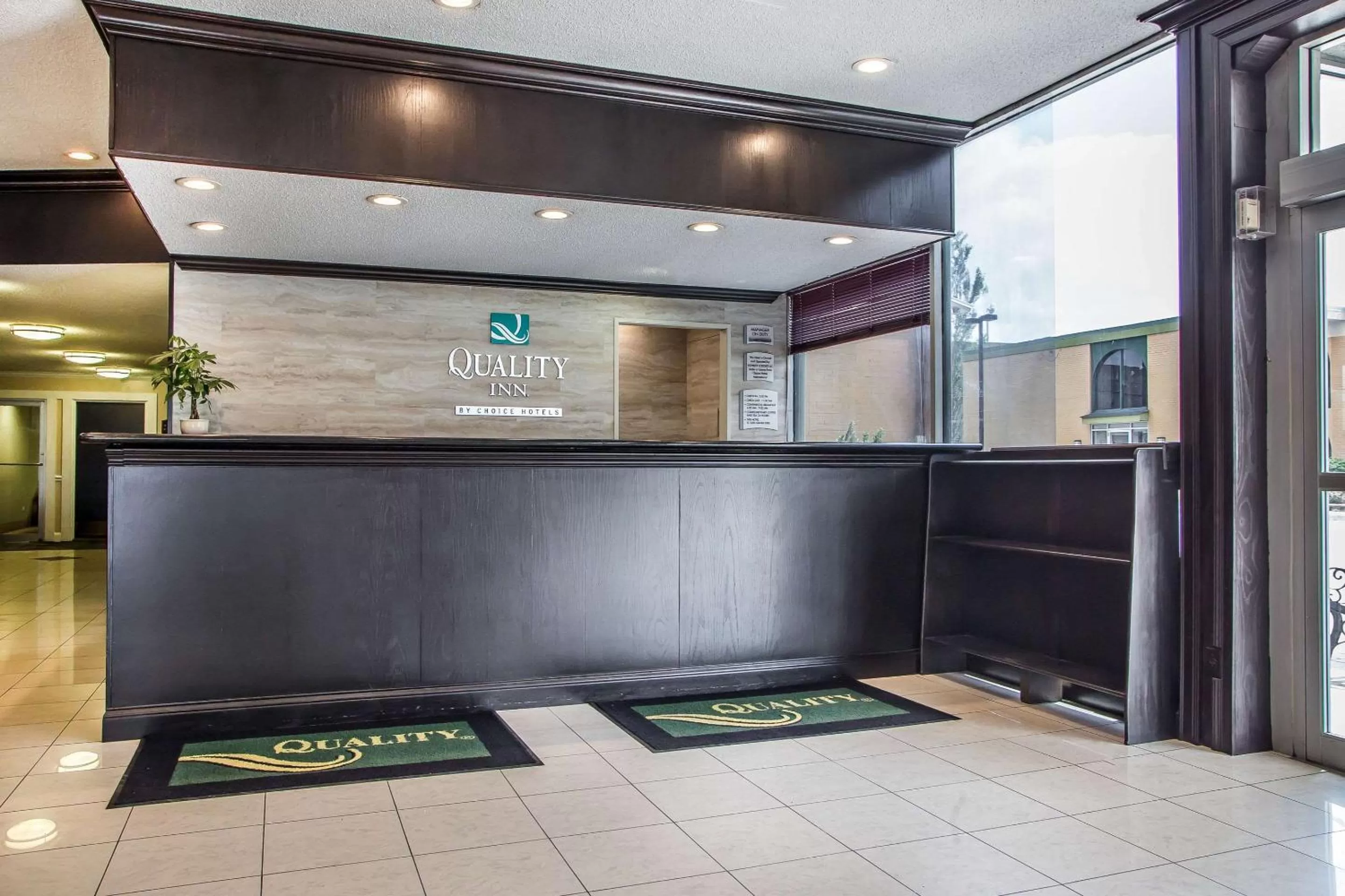 Lobby or reception in Quality Inn O'Hare Airport