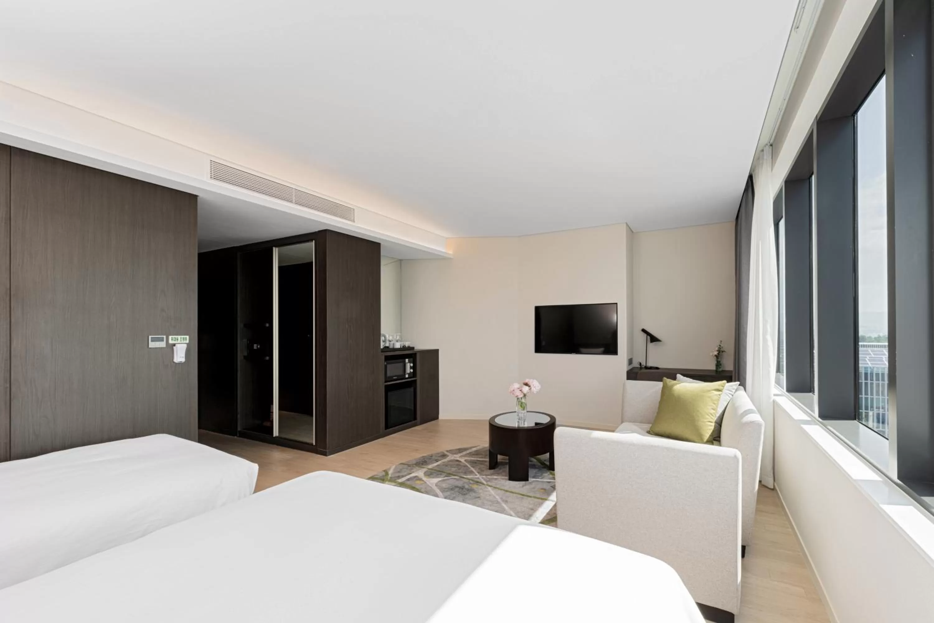 Photo of the whole room, Bed in Nine Tree by Parnas Seoul Pangyo