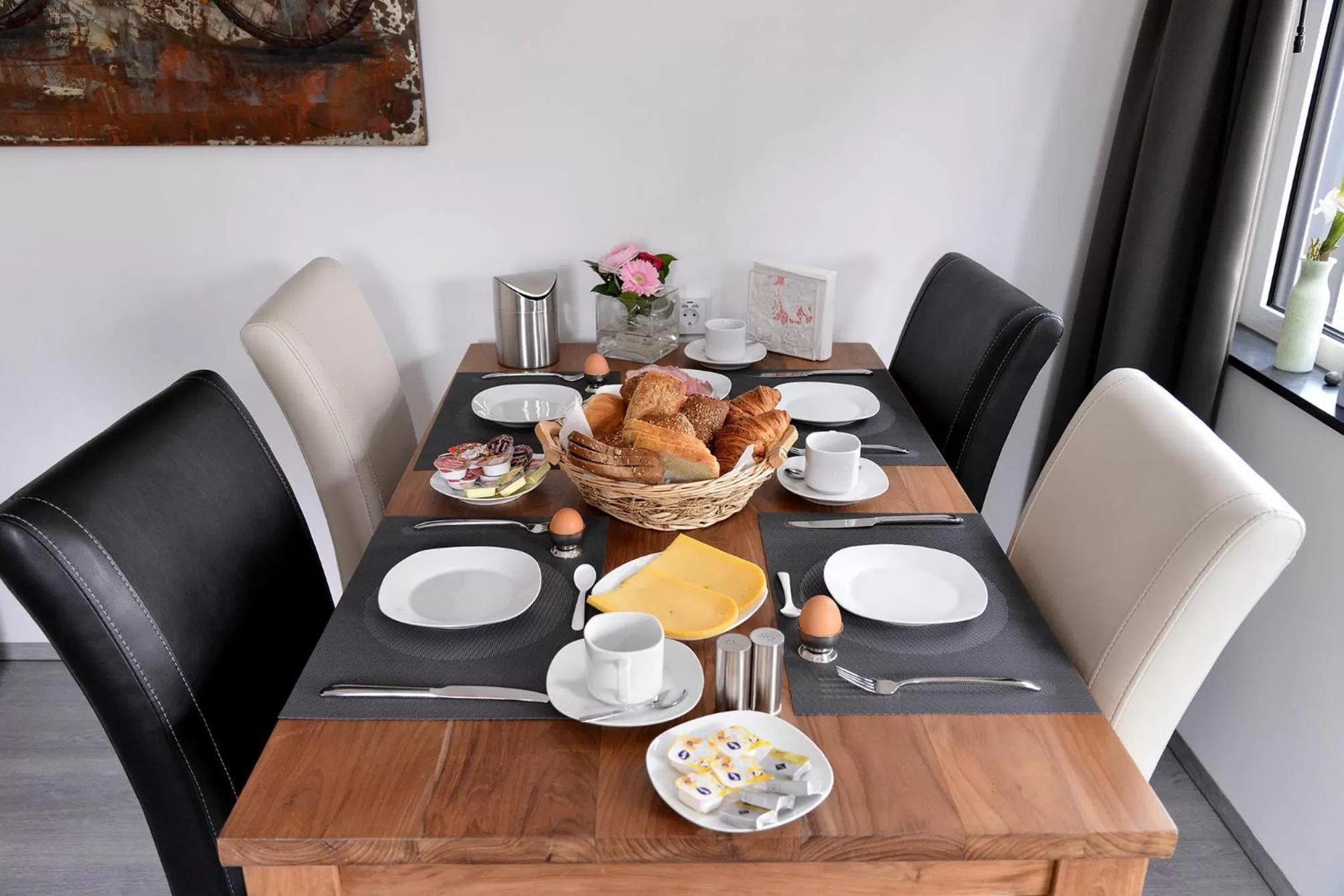 Communal kitchen, Dining Area in Guest House Aan de Hollandse IJssel
