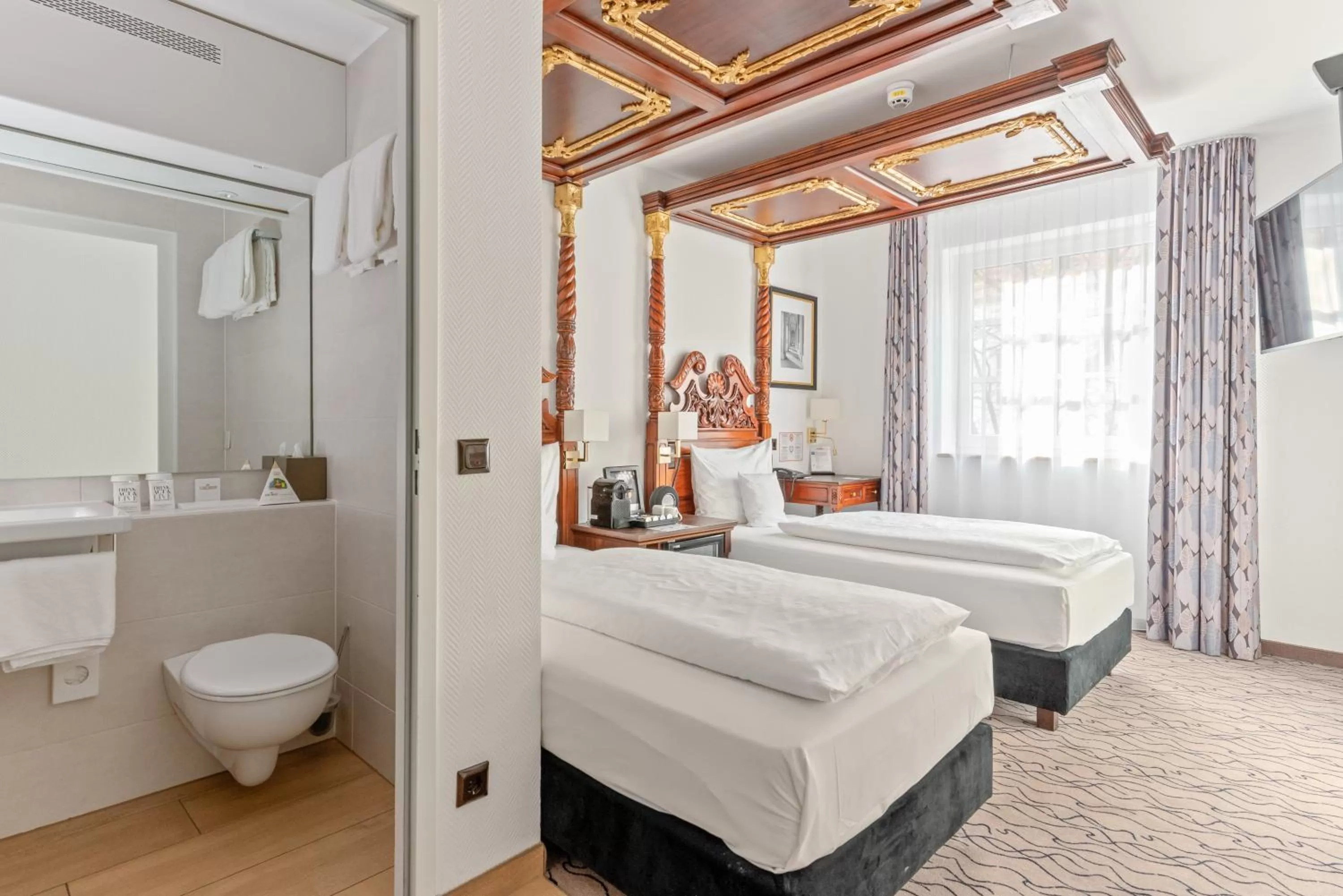 Bedroom, Bed in King's Hotel Center Superior