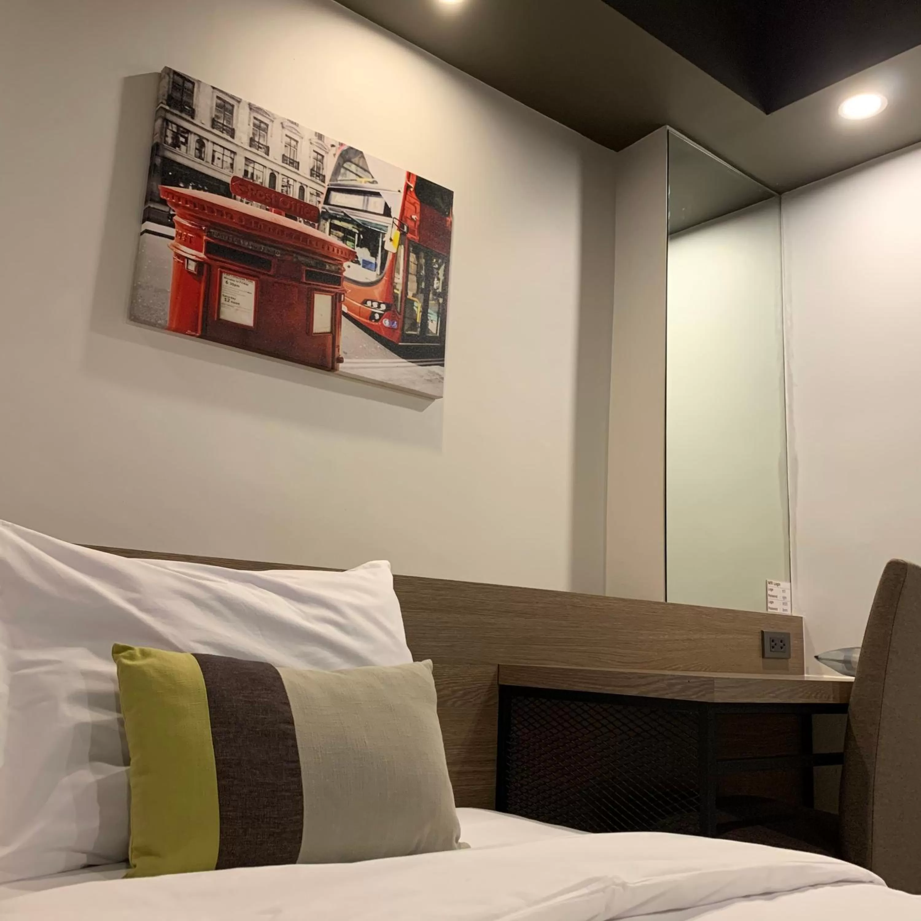 Photo of the whole room, Bed in Toptel Thaphra - ท็อปเทล ท่าพระ