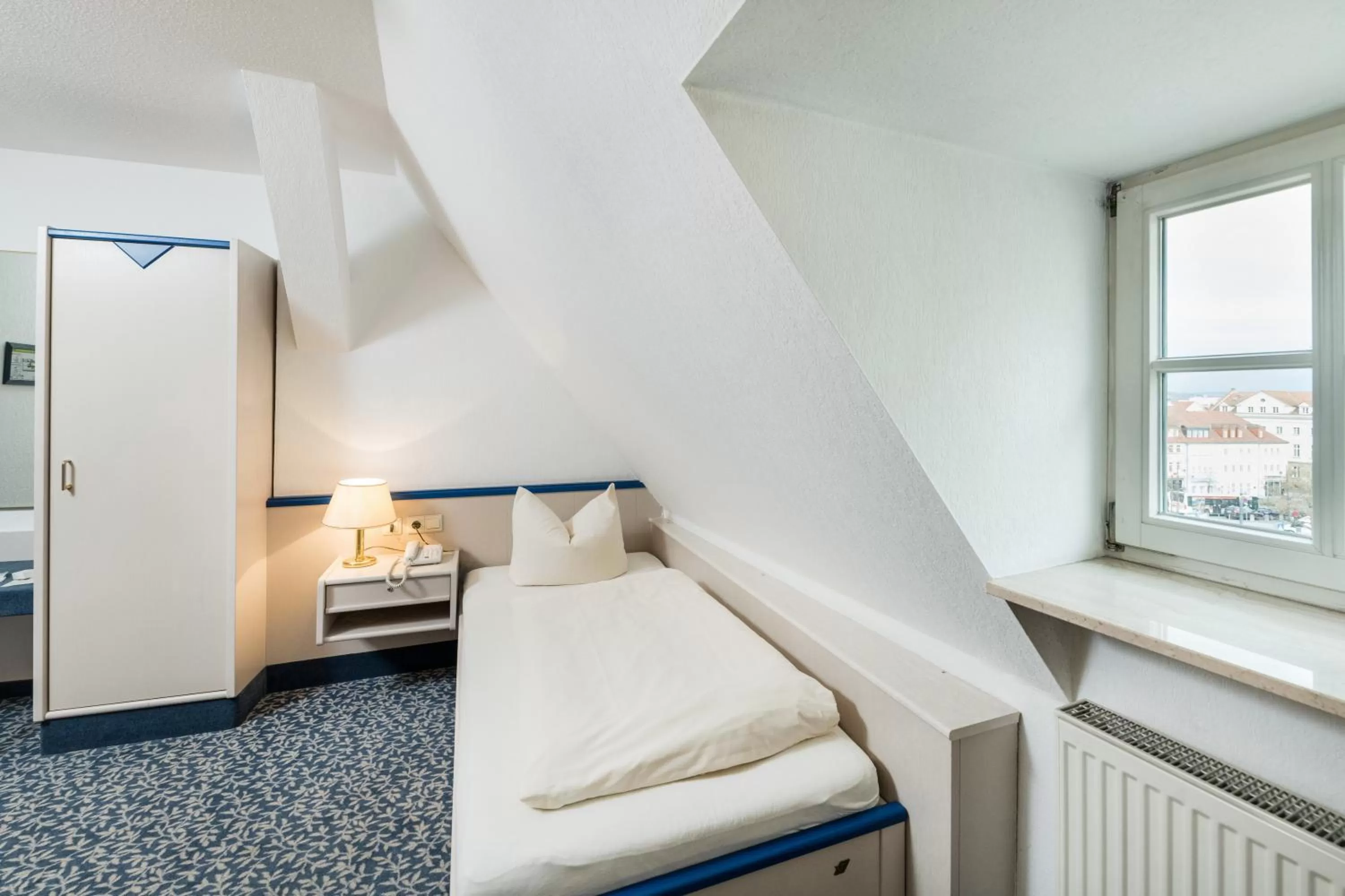 Bedroom, Bed in Hotel am Markt