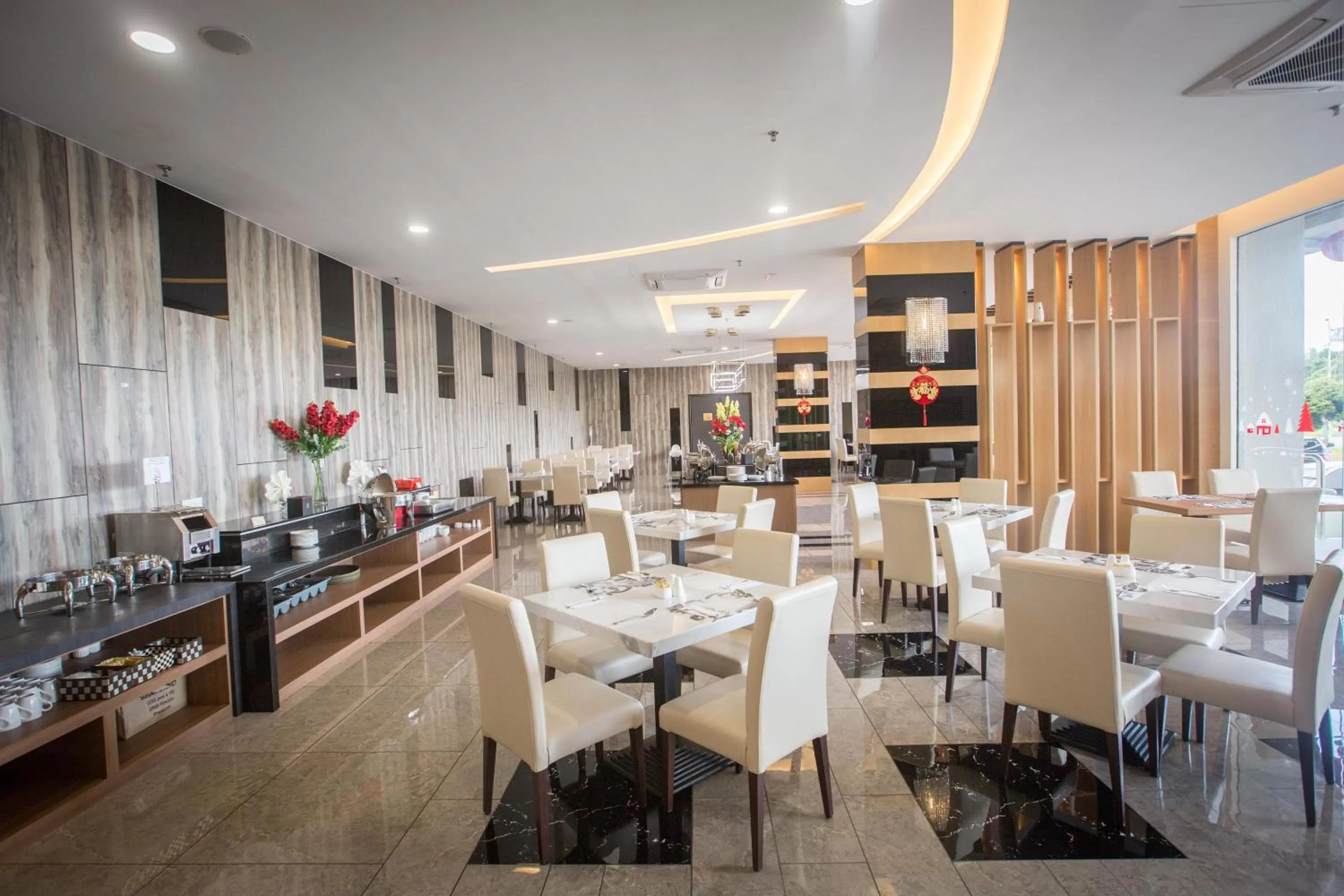 Restaurant/places to eat in Lintas Platinum Hotel